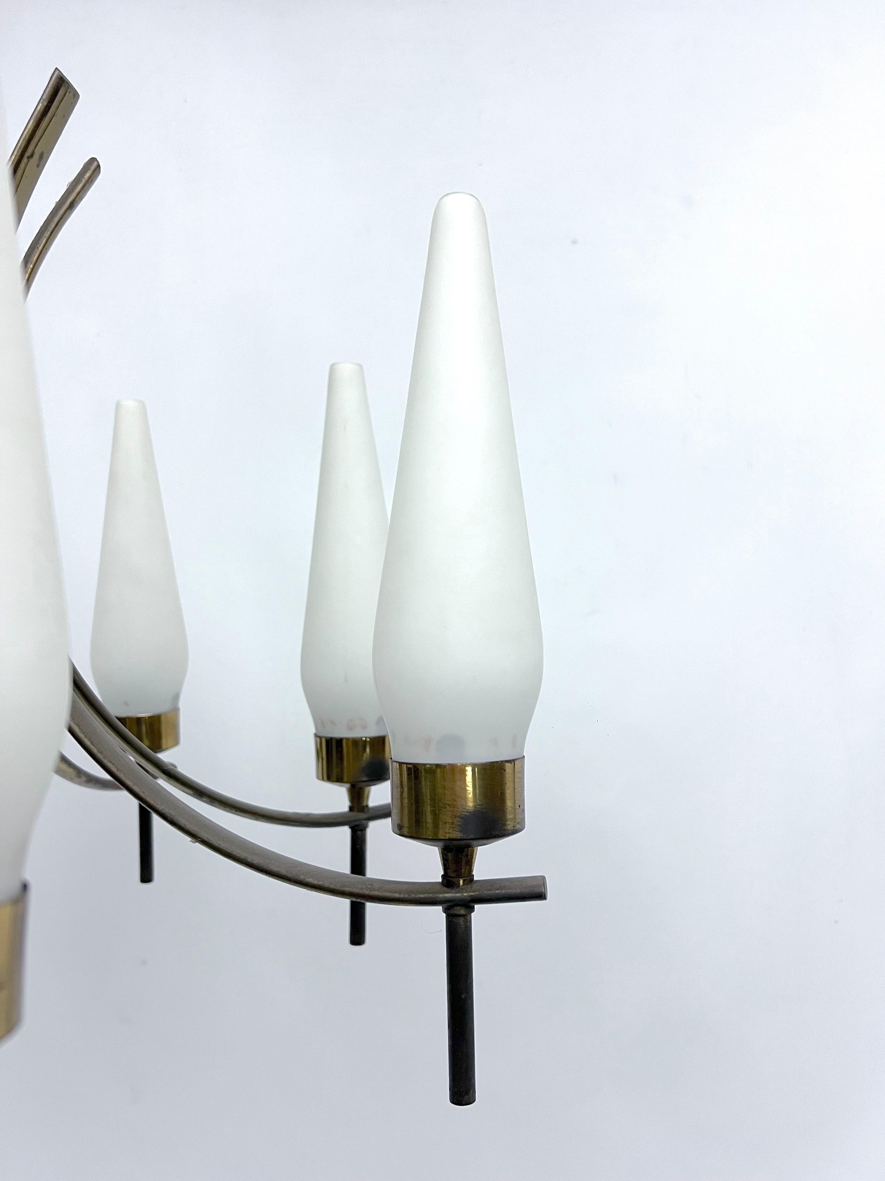 Mid-Century 8 lights brass and opaline glass chandelier. Italy 1950s For Sale 4