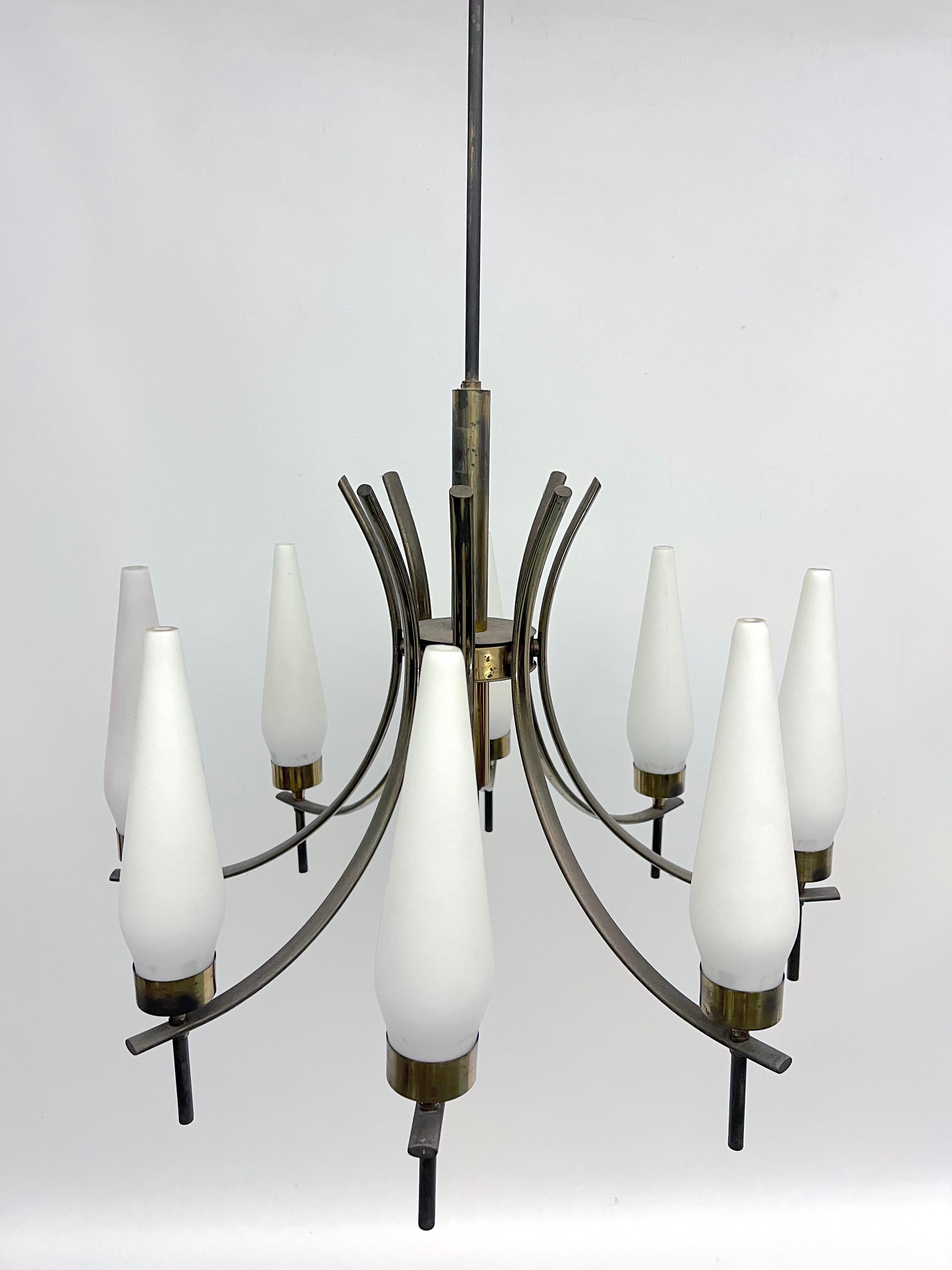 Mid-Century 8 lights brass and opaline glass chandelier. Italy 1950s For Sale 6