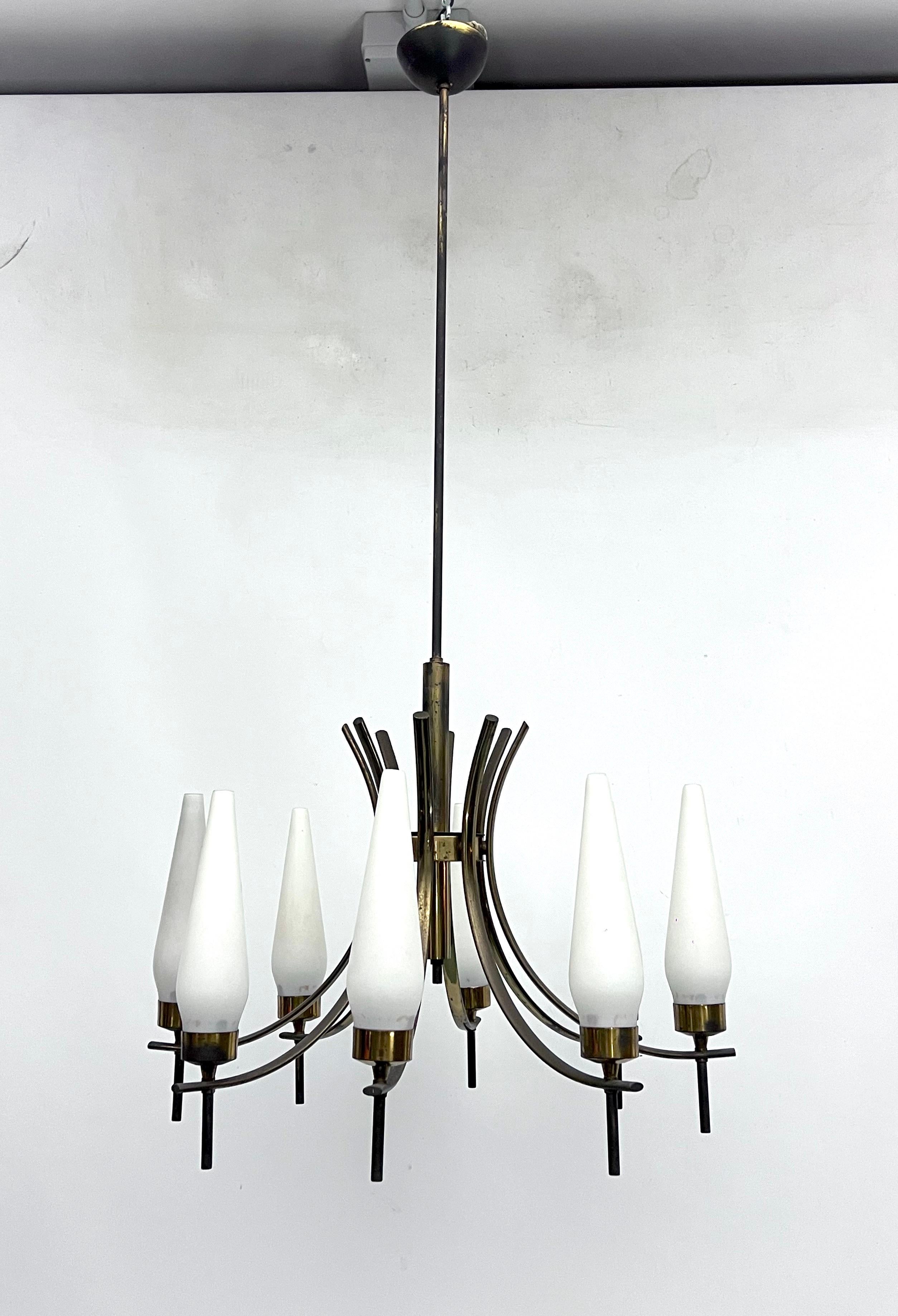 Mid-Century 8 lights brass and opaline glass chandelier. Italy 1950s In Good Condition For Sale In Catania, CT