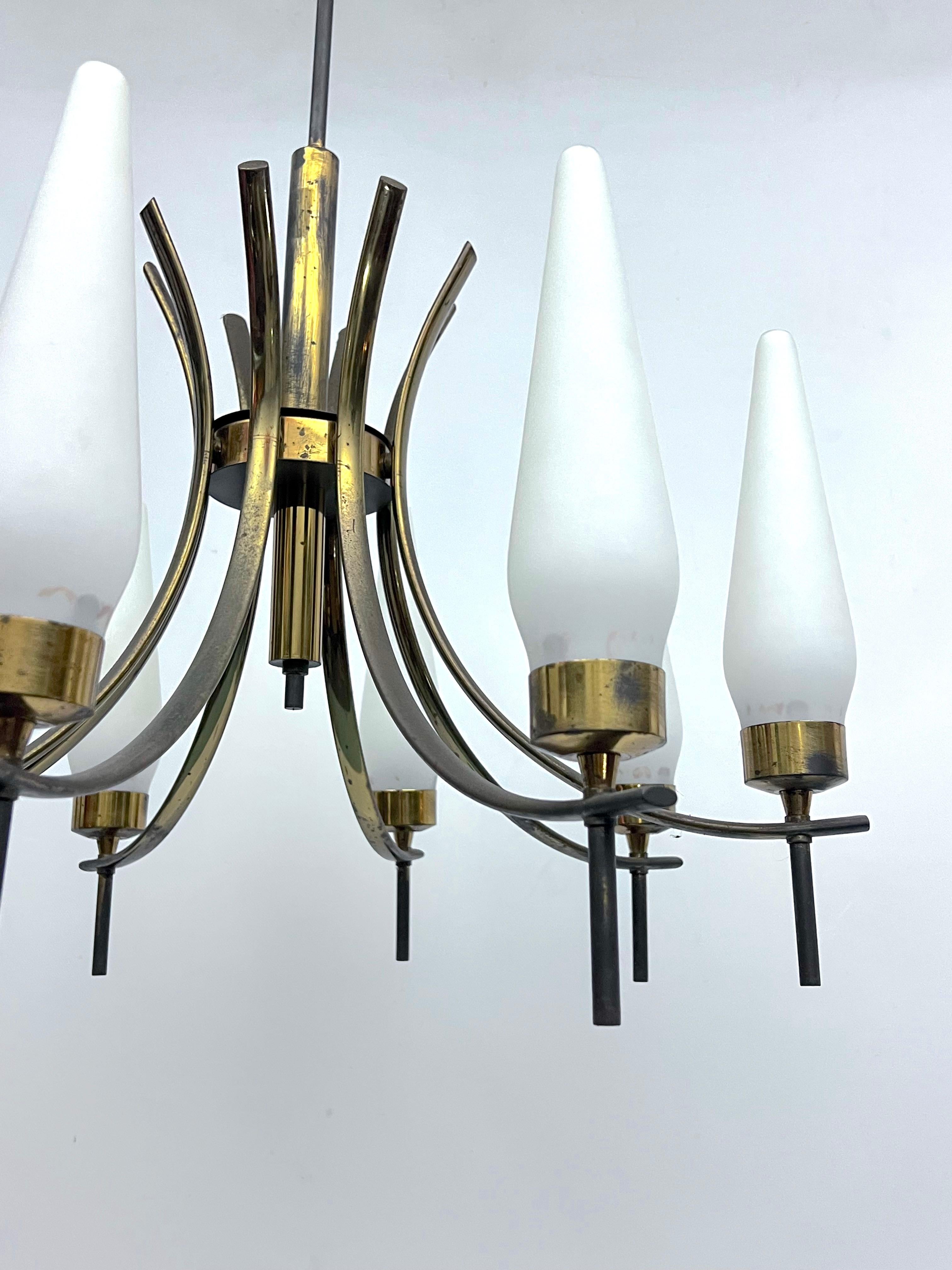 Mid-Century 8 lights brass and opaline glass chandelier. Italy 1950s For Sale 1