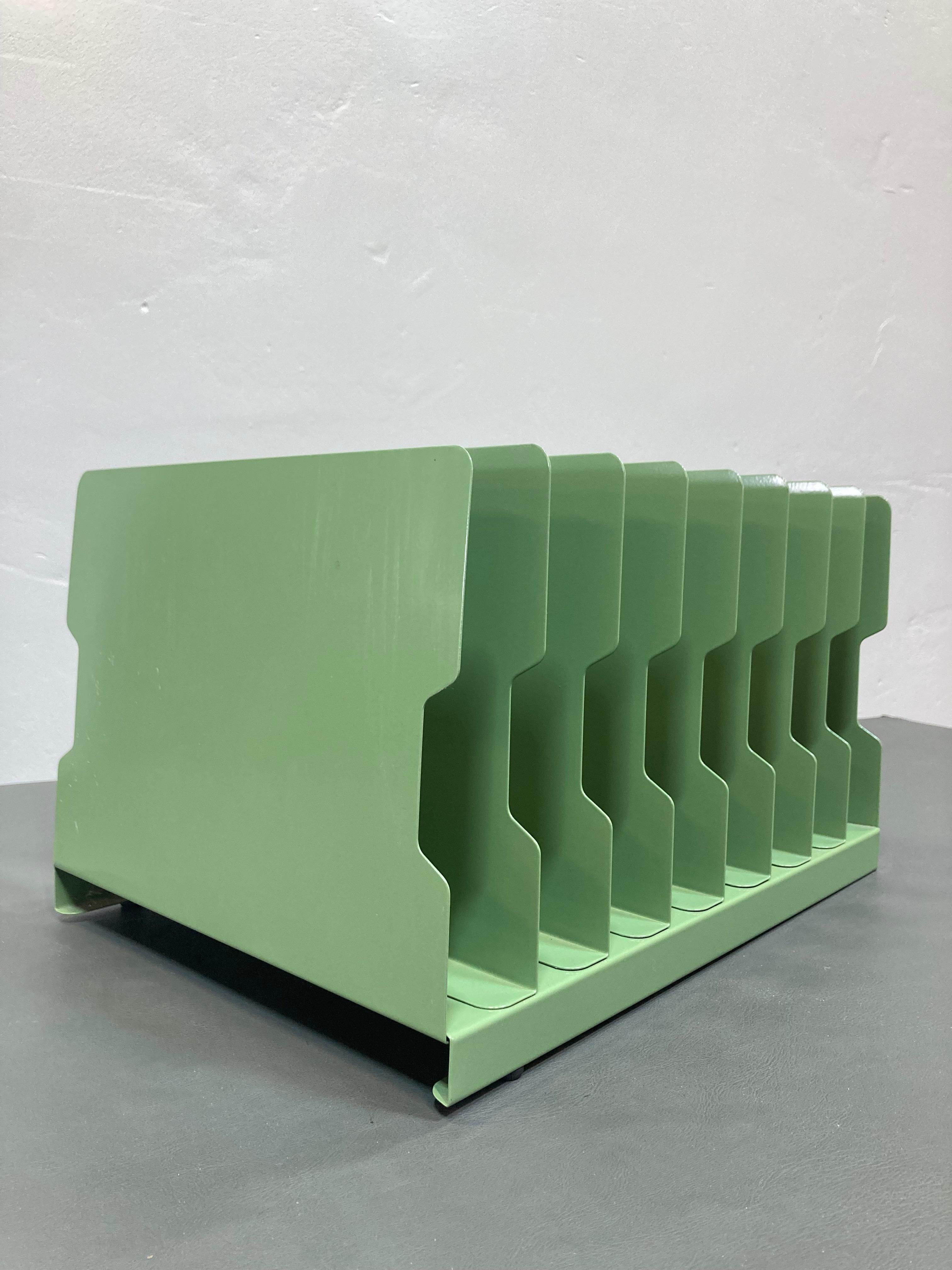 Mid-Century 8 Slot Desktop / File / Papier Organizer, neu lackiert in Grün (amerikanisch) im Angebot