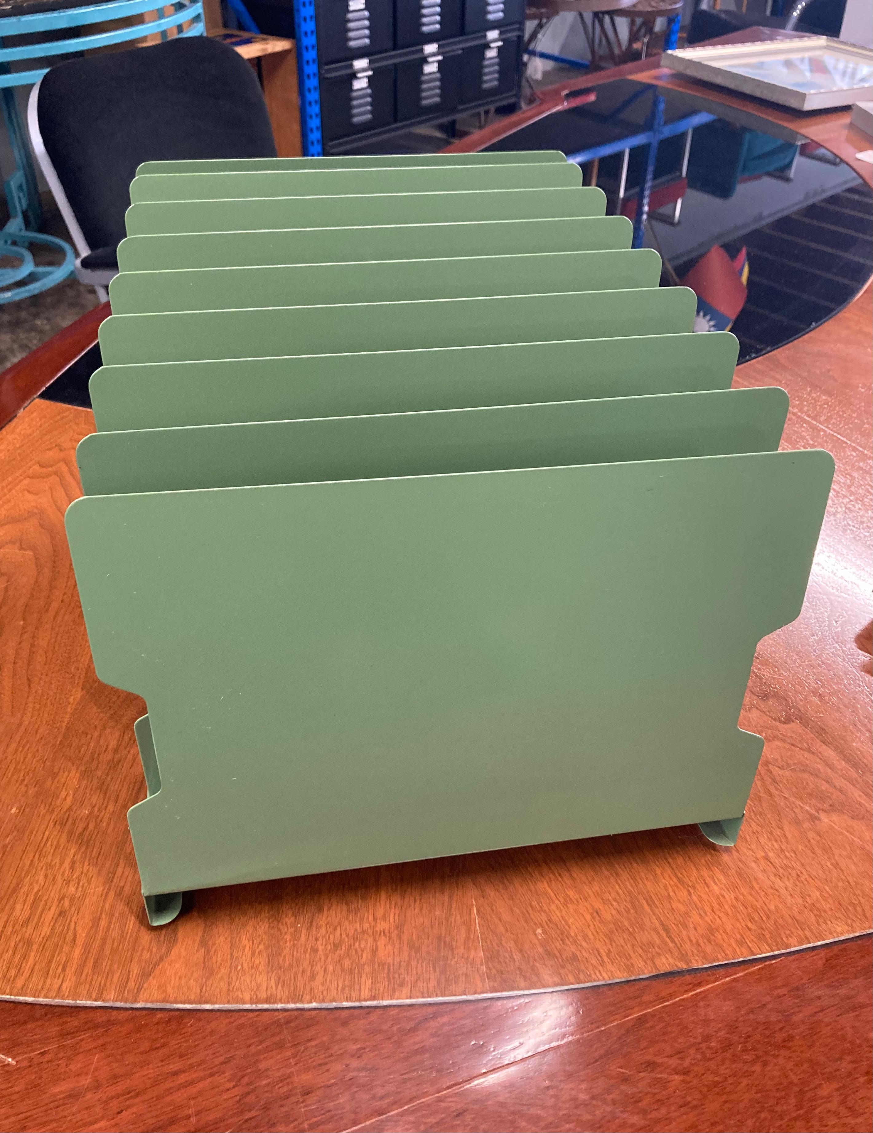 Mid-Century 8 Slot Desktop / File / Papier Organizer, neu lackiert in Grün im Zustand „Hervorragend“ im Angebot in Alhambra, CA
