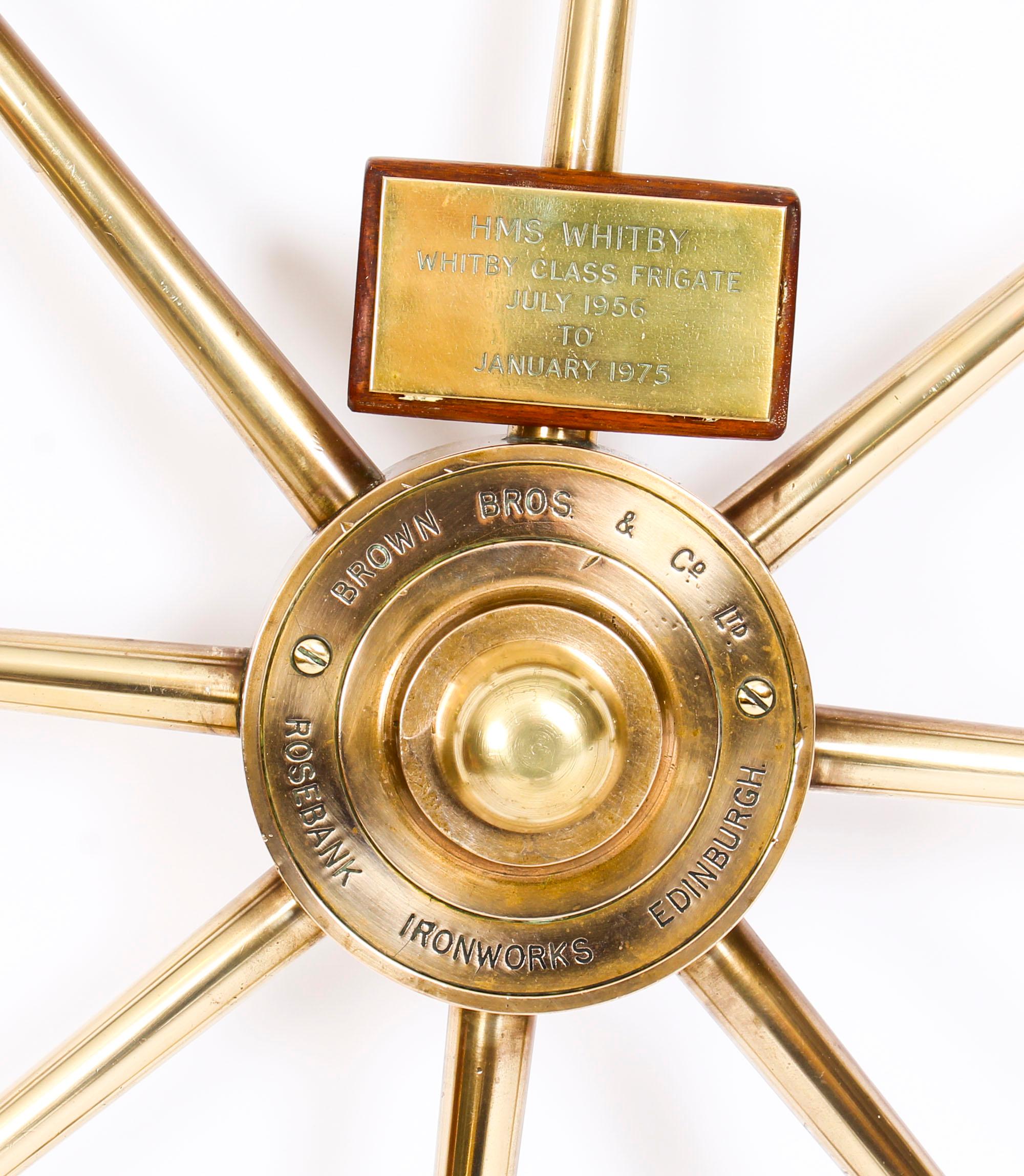 This is a superb midcentury brass and walnut ships wheel by the renowned Scottish manufacturer, Brown Brothers and Co, Edinburgh, circa 1950 in date.

This exceptional nautical collectable features eight elegant turn king cylindrical spokes ending