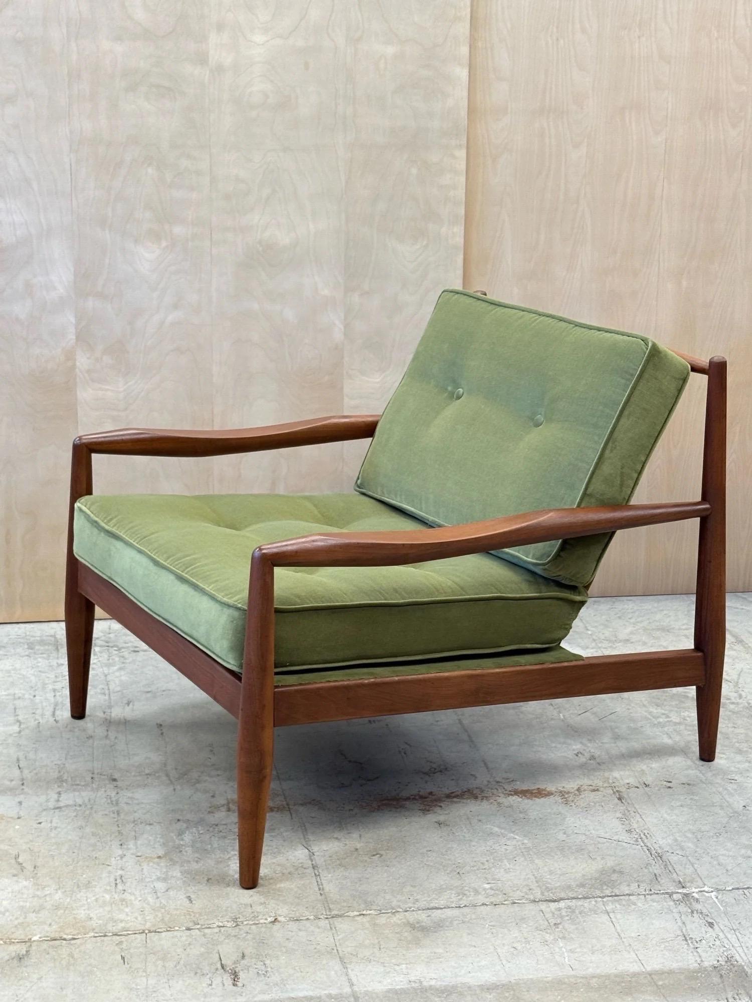 Sillón de mediados de siglo Model No. 843-C diseñado por Adrian Pearsall para Craft Associates, hacia la década de 1960. El armazón de esta tumbona es de madera maciza de nogal. Se fabrica en Estados Unidos, pero tiene una fuerte influencia