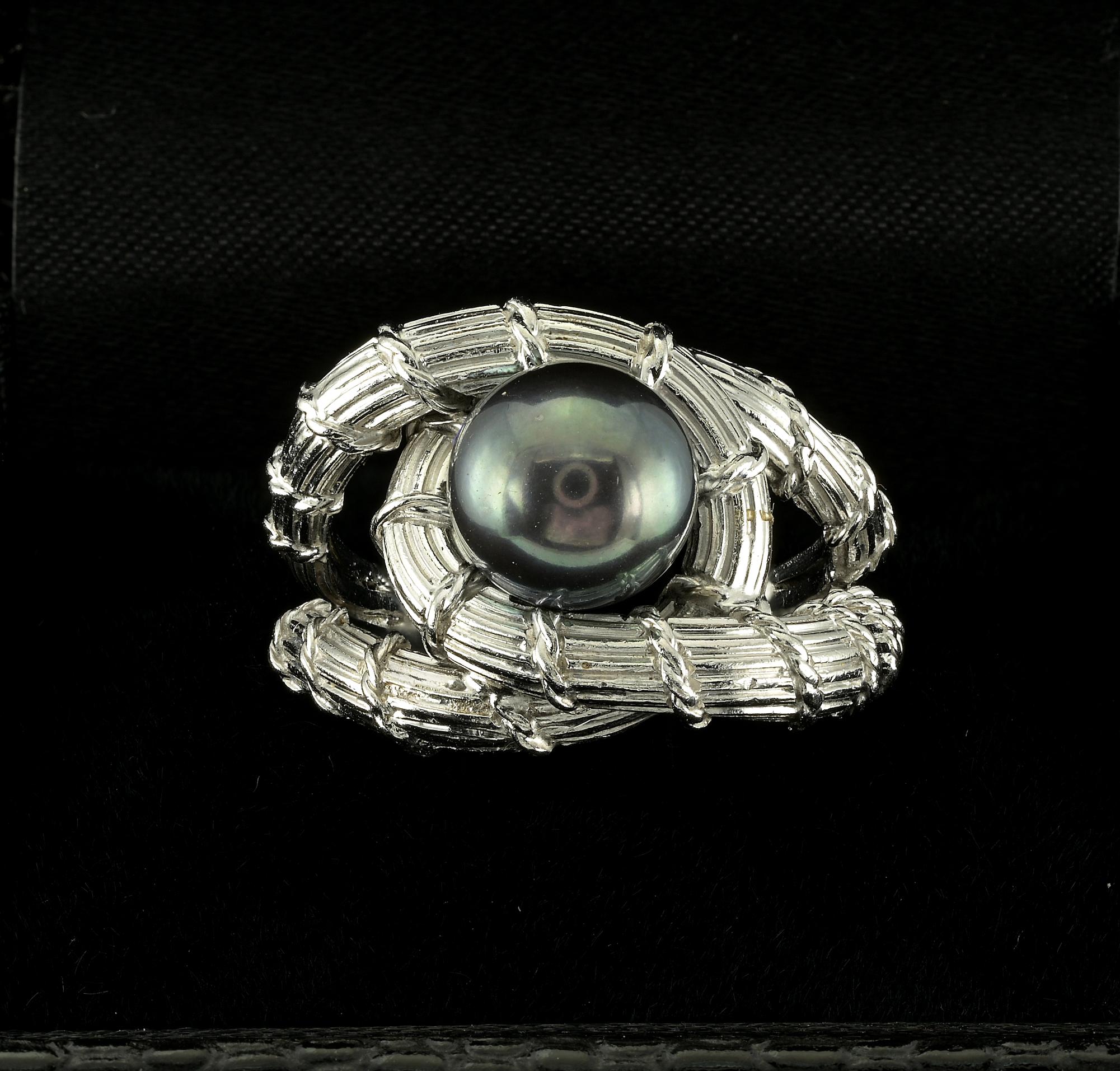 Marvelous Mid Century vintage ring of Italian origin
Ring as been hand crafted during the 50’s of solid Platinum
The fine workmanship stands out for the remarkable coiled texture design interlacing the center Black Pearl
Magnificent contrast between