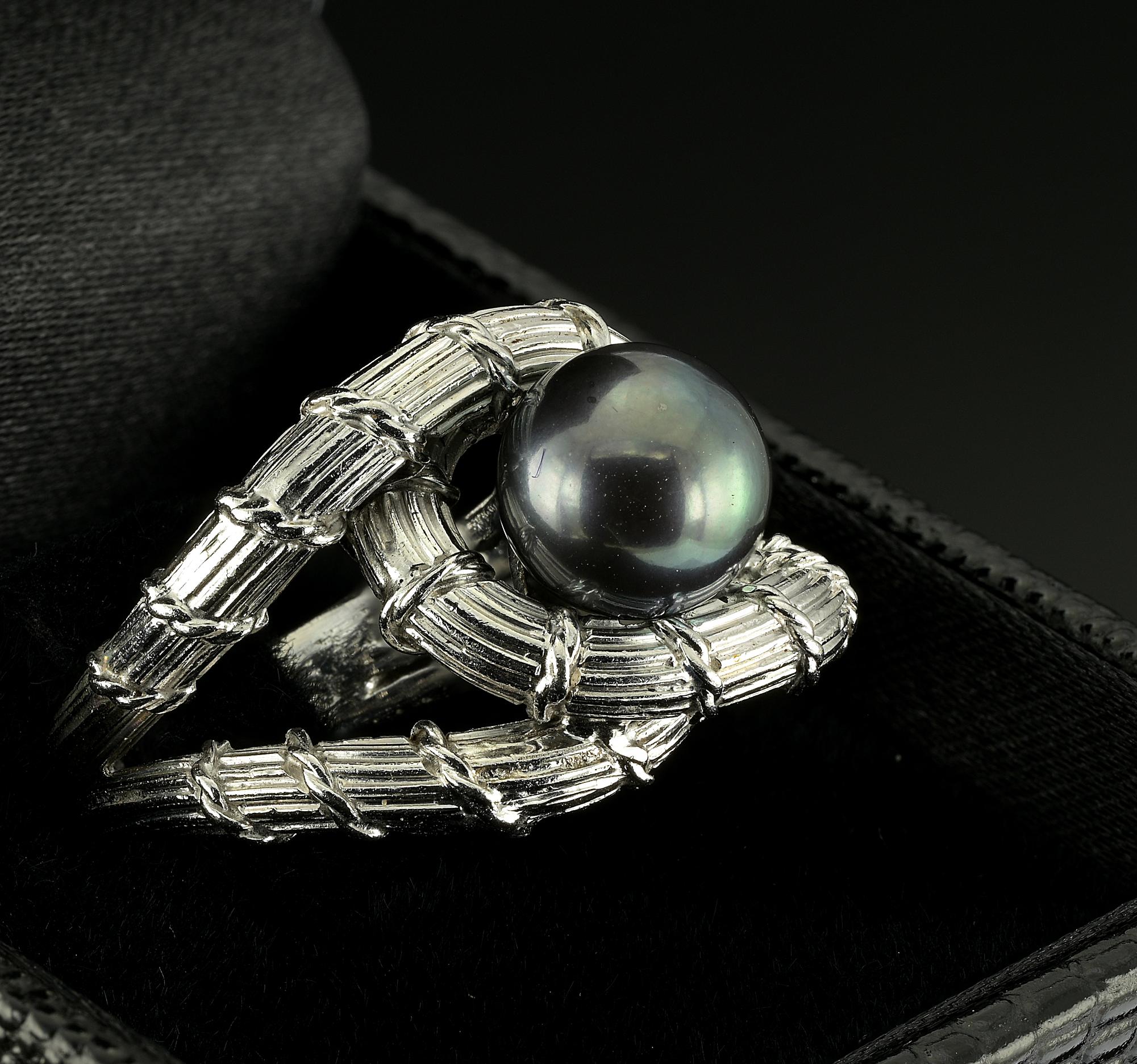 Perle Mid Century 8,5 mm. Bague enroulée en platine avec perle noire en vente