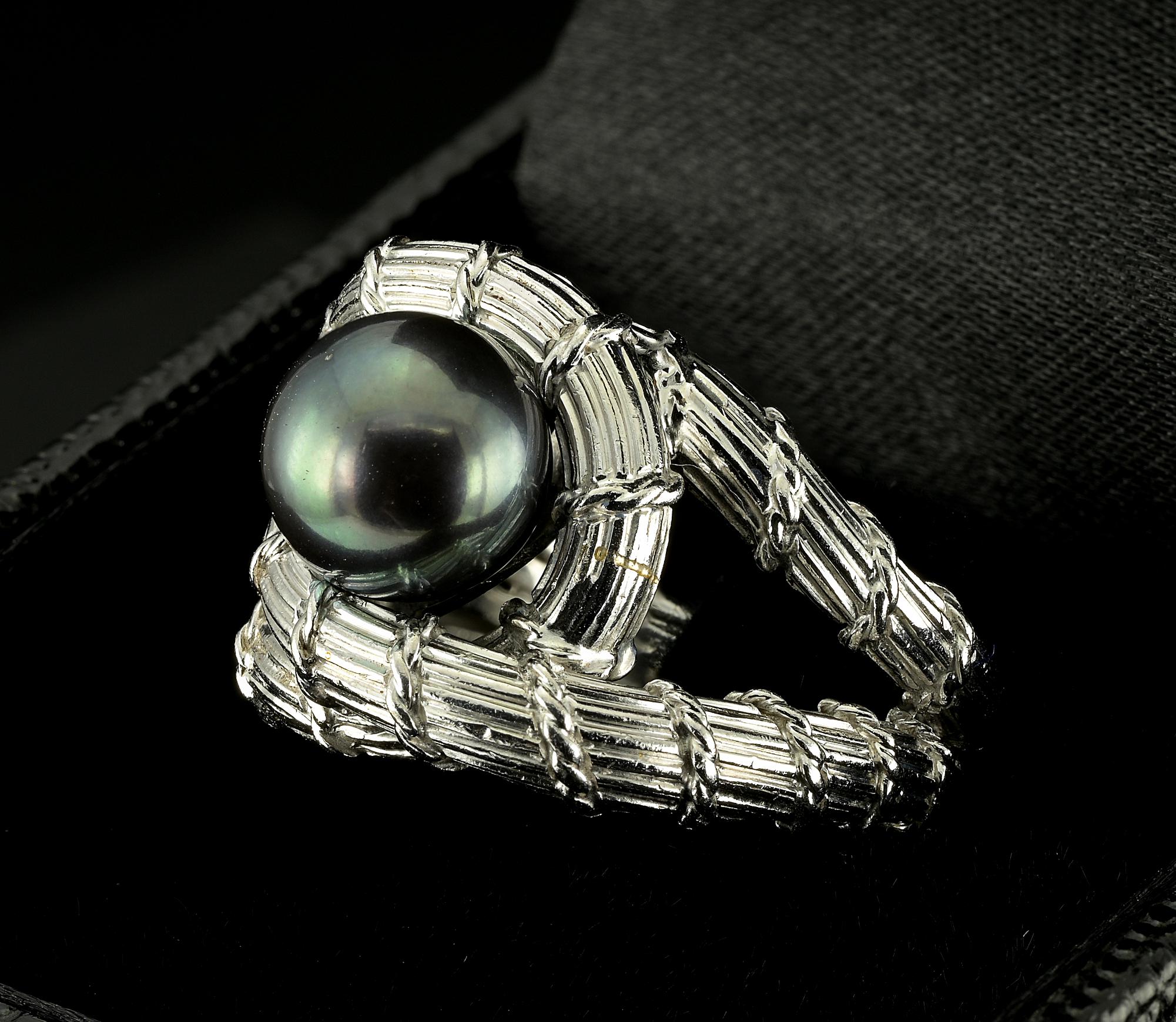 Mid Century 8,5 mm. Bague enroulée en platine avec perle noire Pour femmes en vente