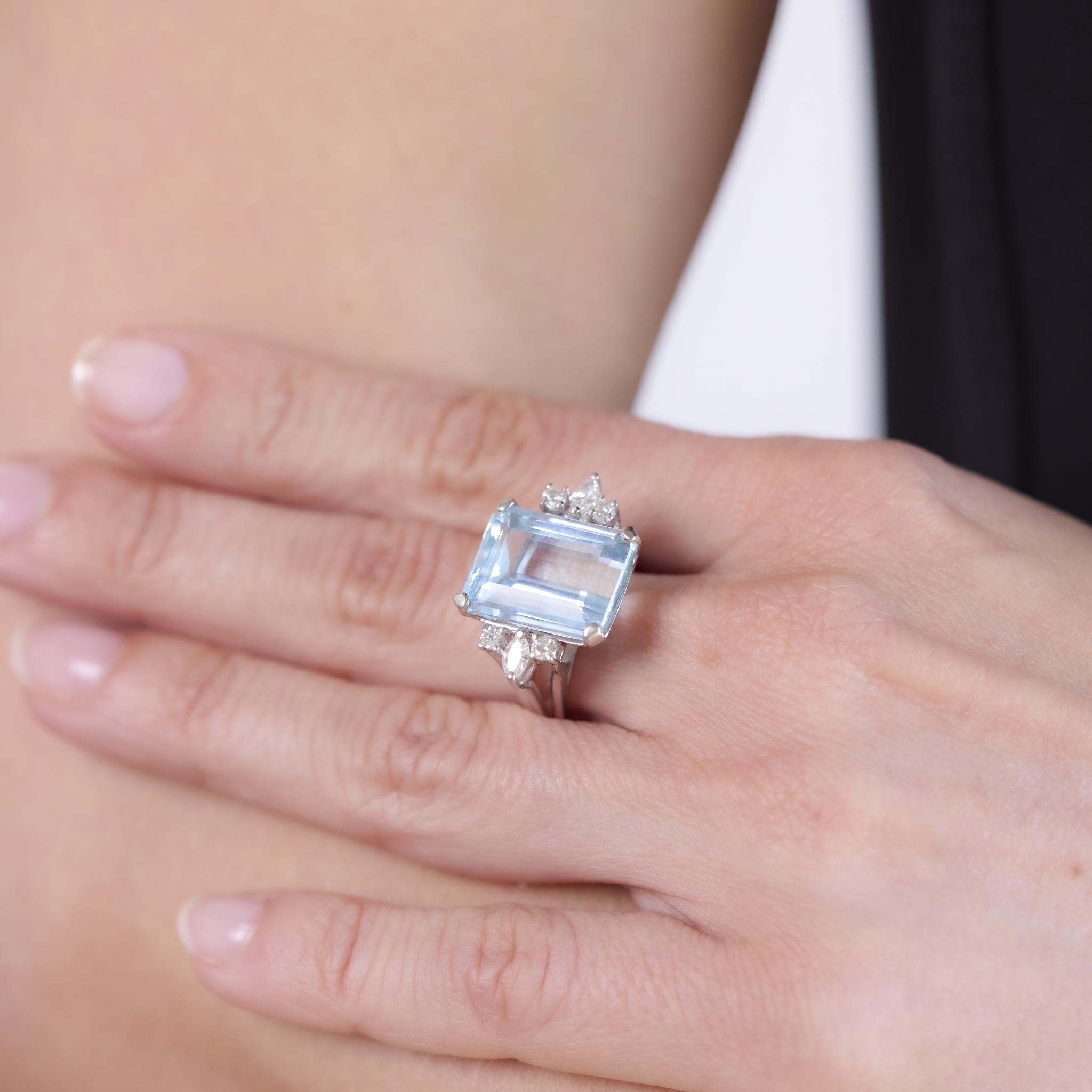 Mid-Century 8,80 Karat Aquamarin-Diamant-Cocktailring aus 14k Weißgold (Smaragdschliff) im Angebot