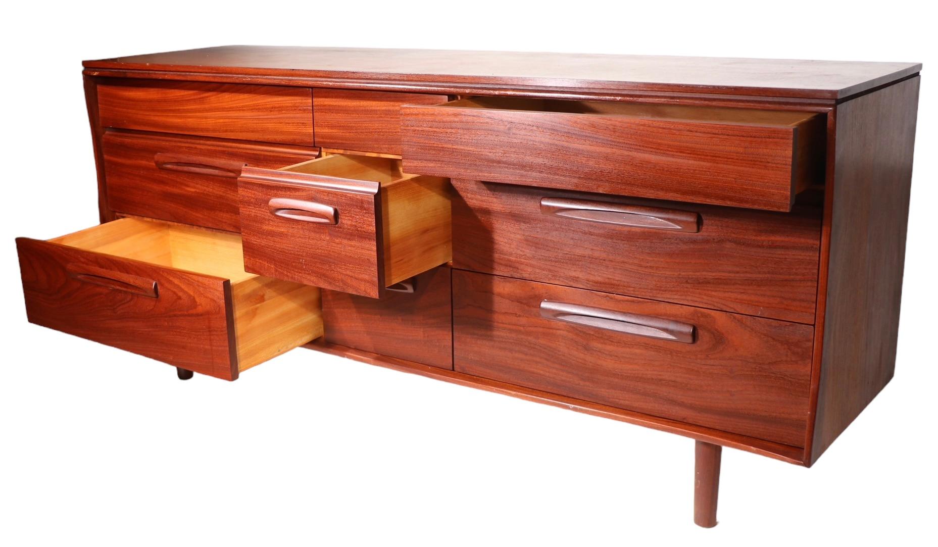 Mid Century 9 Drawer Dresser  For Sale 7