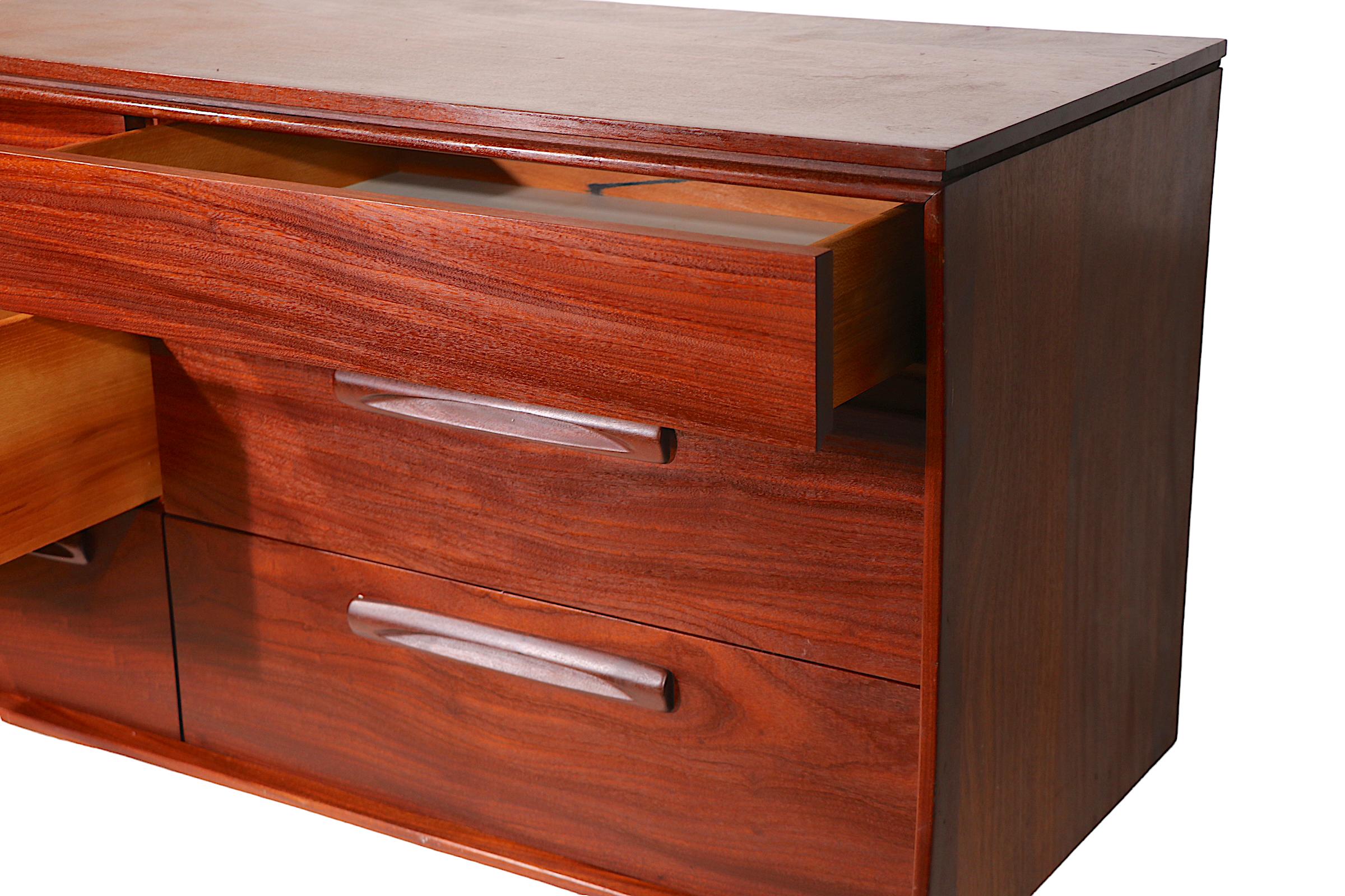 Mid Century 9 Drawer Dresser  For Sale 8