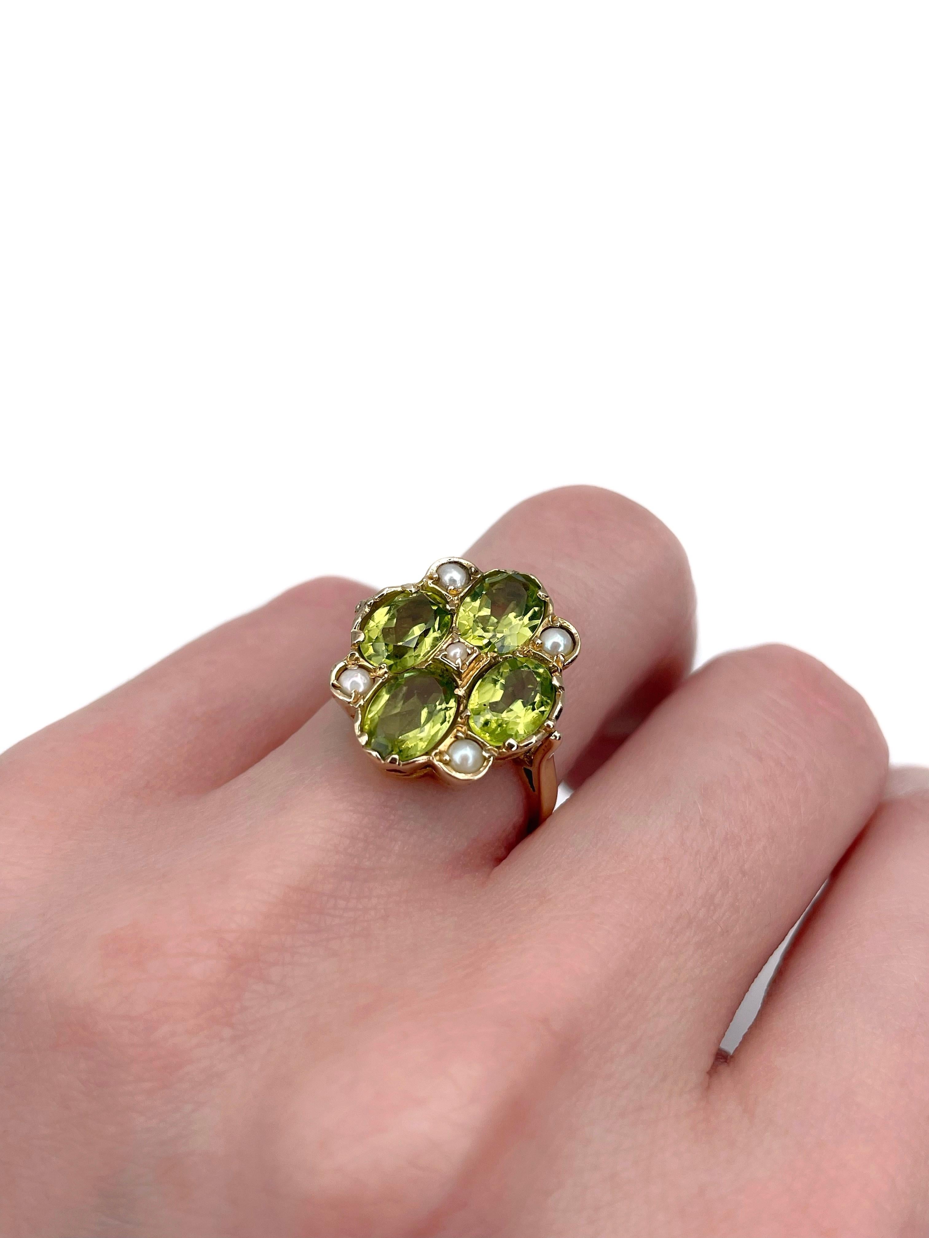 Dies ist ein Mid-Century-Cocktail-Ring in 9K Gelbgold gefertigt. Um 1950. 

Das Stück weist folgende Merkmale auf:
- 4 Peridots (ovaler Schliff)
- 5 Saatperlen

Gewicht: 4.58 g
Größe: 15.75 (US 5)

WICHTIG: Bitte erkundigen Sie sich vor dem Kauf