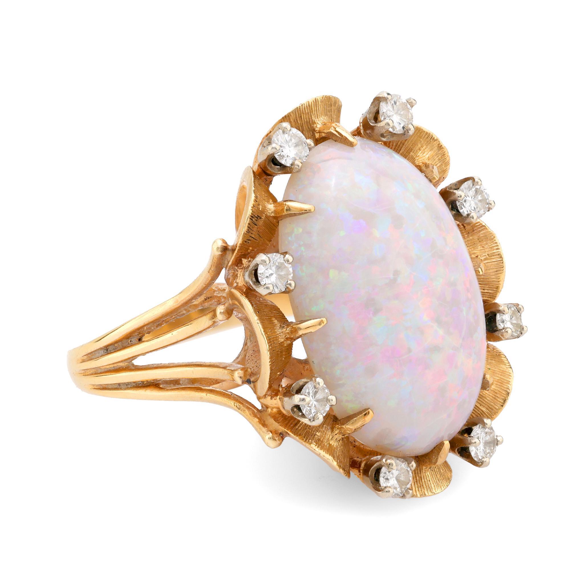 Moderne Bague de cocktail en or jaune 14k, 9.30 carats, opale et diamant du milieu du siècle dernier en vente