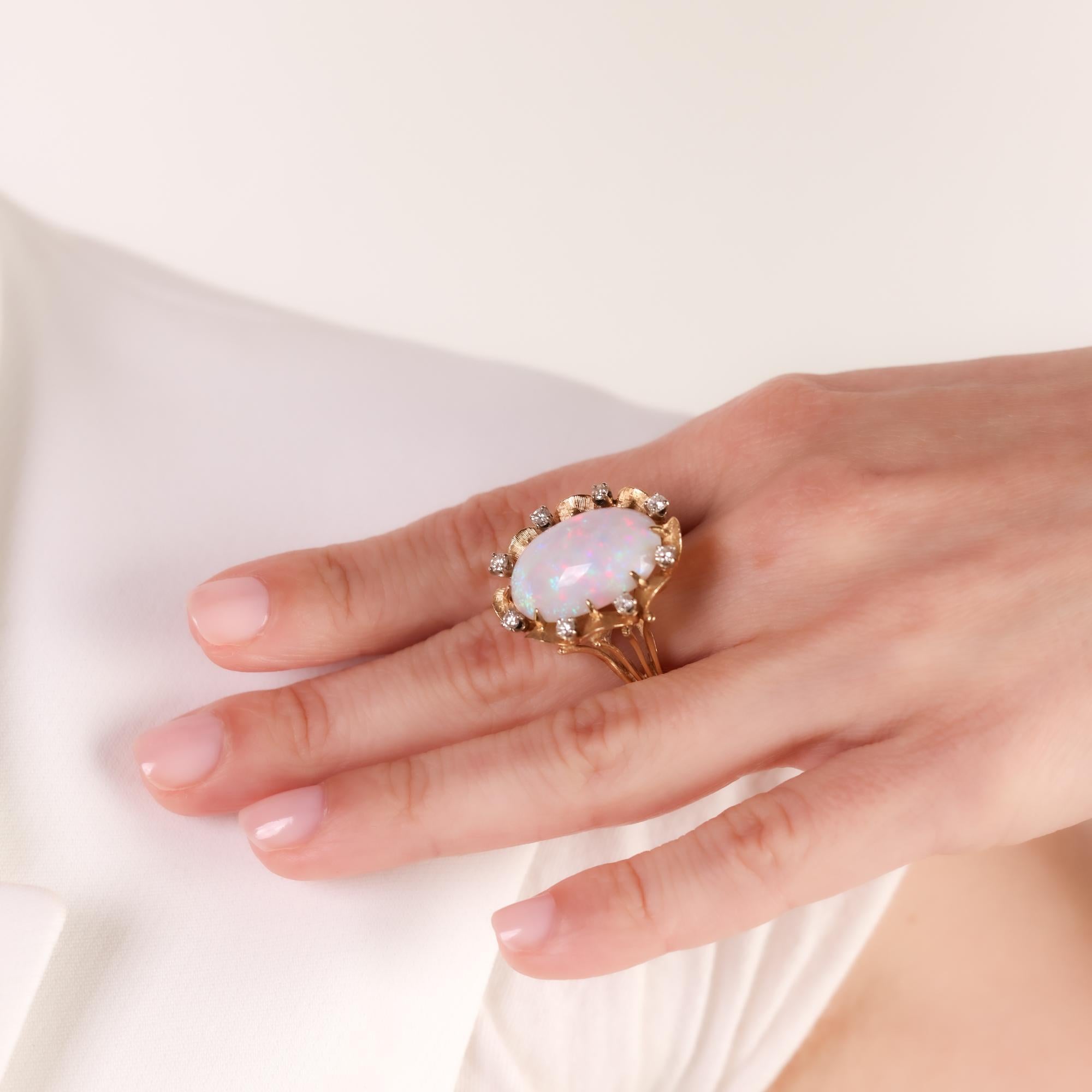 Taille cabochon Bague de cocktail en or jaune 14k, 9.30 carats, opale et diamant du milieu du siècle dernier en vente