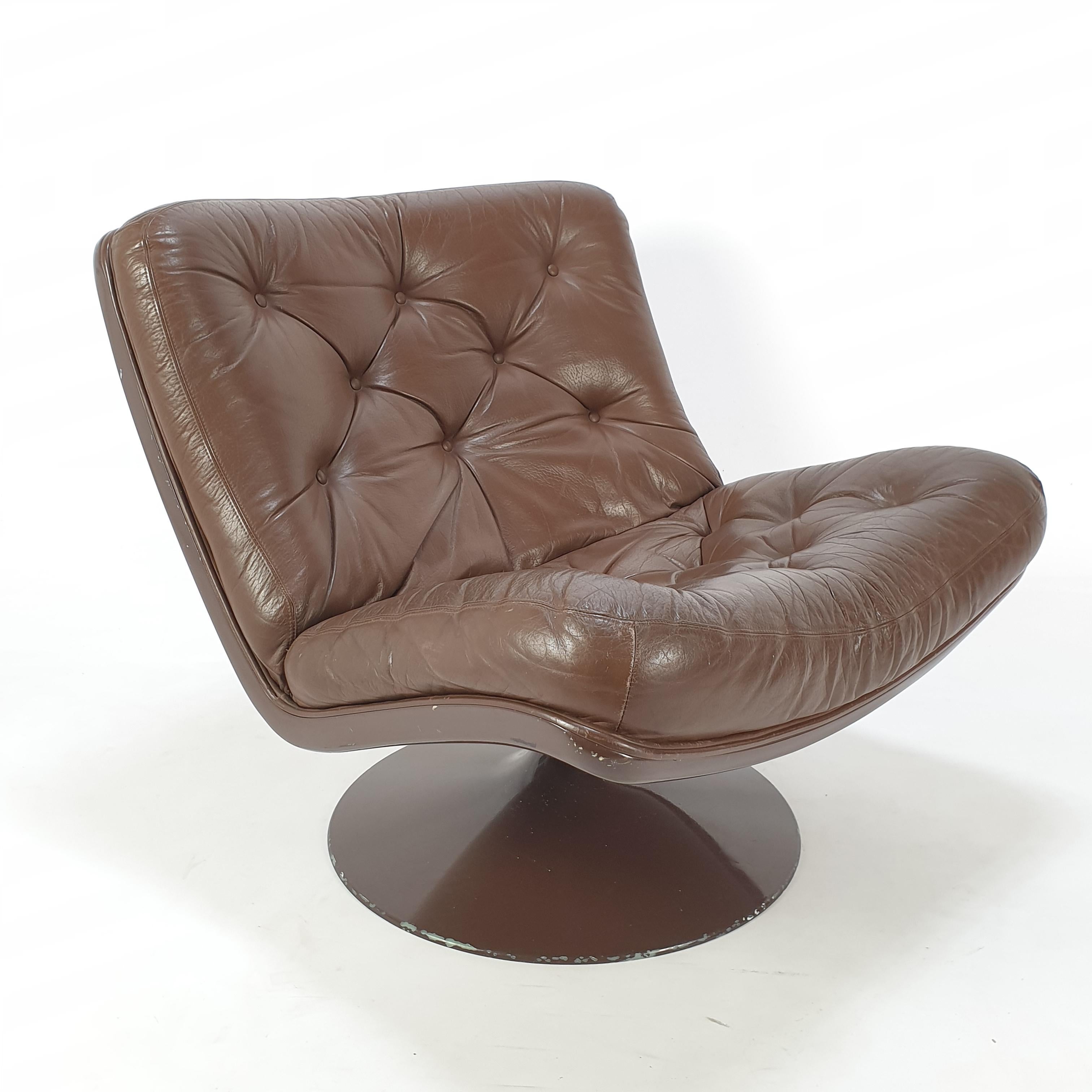 Chaise longue très confortable conçue par Geoffrey Harcourt pour Artifort dans les années 60. Il est doté d'un pied rotatif. Cuir brun d'origine avec une belle patine.