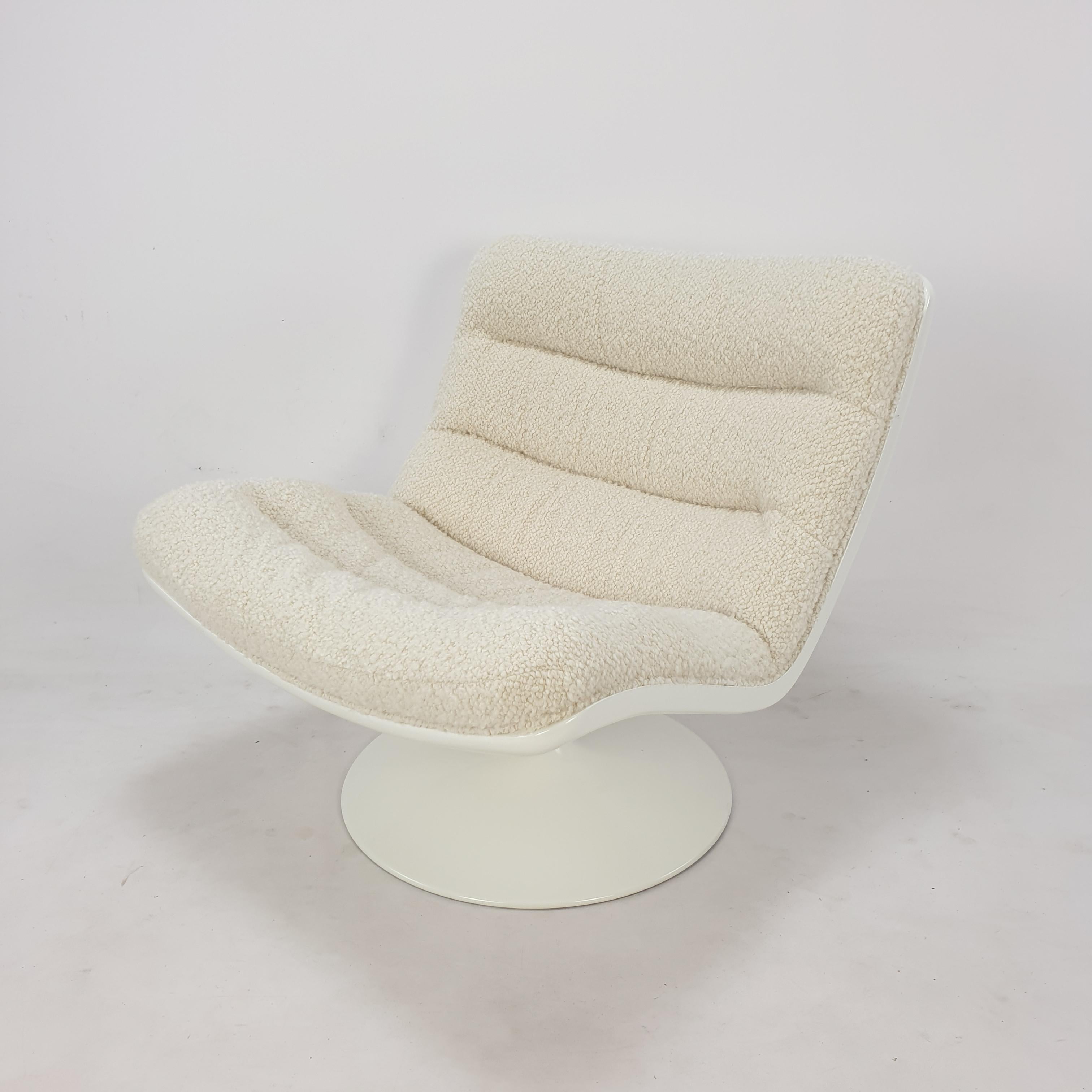 This very comfortable model 975 lounge chair is designed by Geoffrey Harcourt for Artifort in the 60's., 

It is just restored with new foam and new stunning Italian wool bouclé fabric. 

The foot and the structure are painted by a