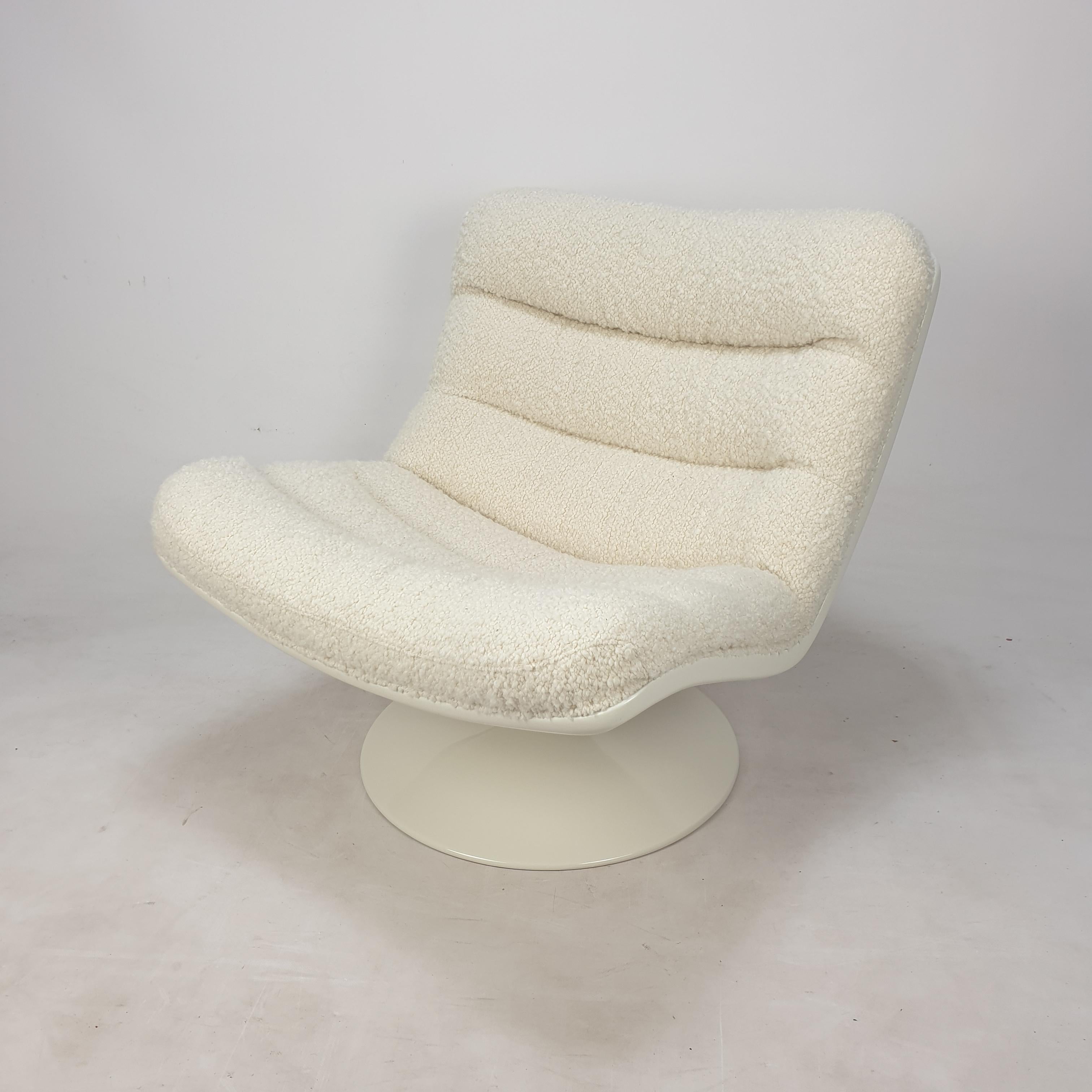 This very comfortable model 975 lounge chair is designed by Geoffrey Harcourt for Artifort in the 60's., 

It is just restored with new foam and new stunning Italian wool bouclé fabric. 

The foot and the structure are painted by a