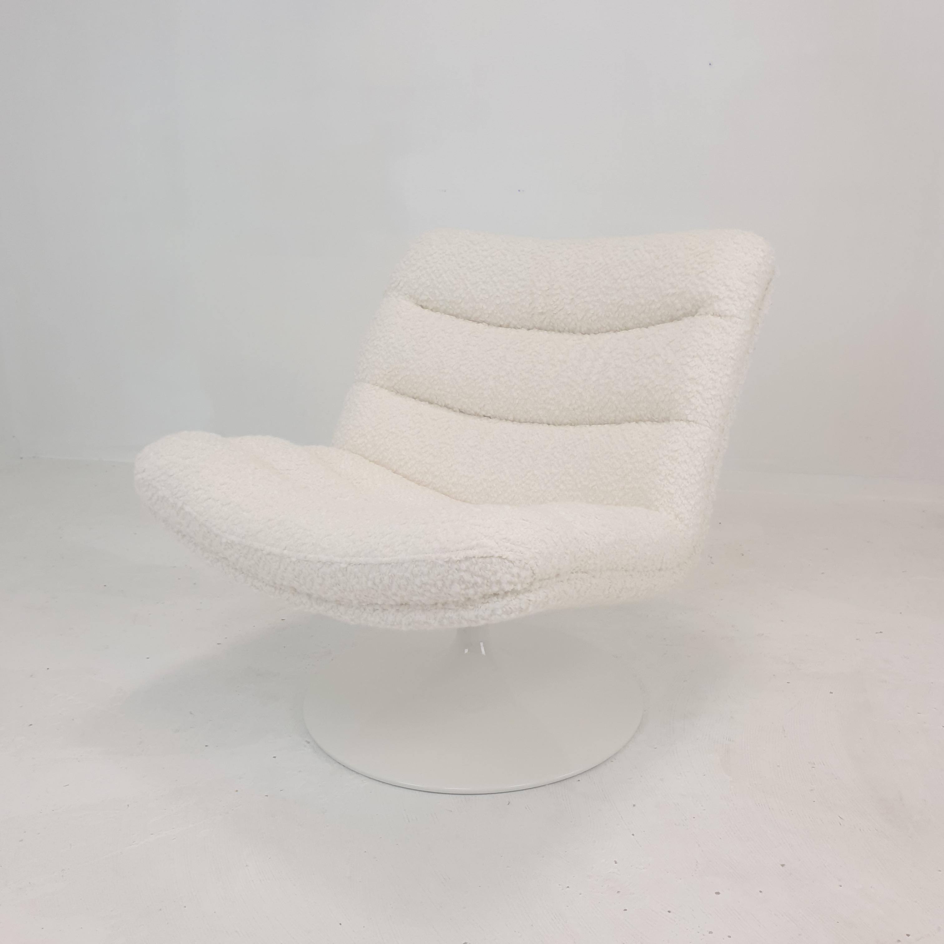 Cette très confortable chaise longue pivotante modèle 975 a été conçue par Geoffrey Harcourt pour Artifort dans les années 60, 

Il vient d'être restauré avec un nouveau tissu bouclé en laine d'Alpaga. 

Le pied est peint par un