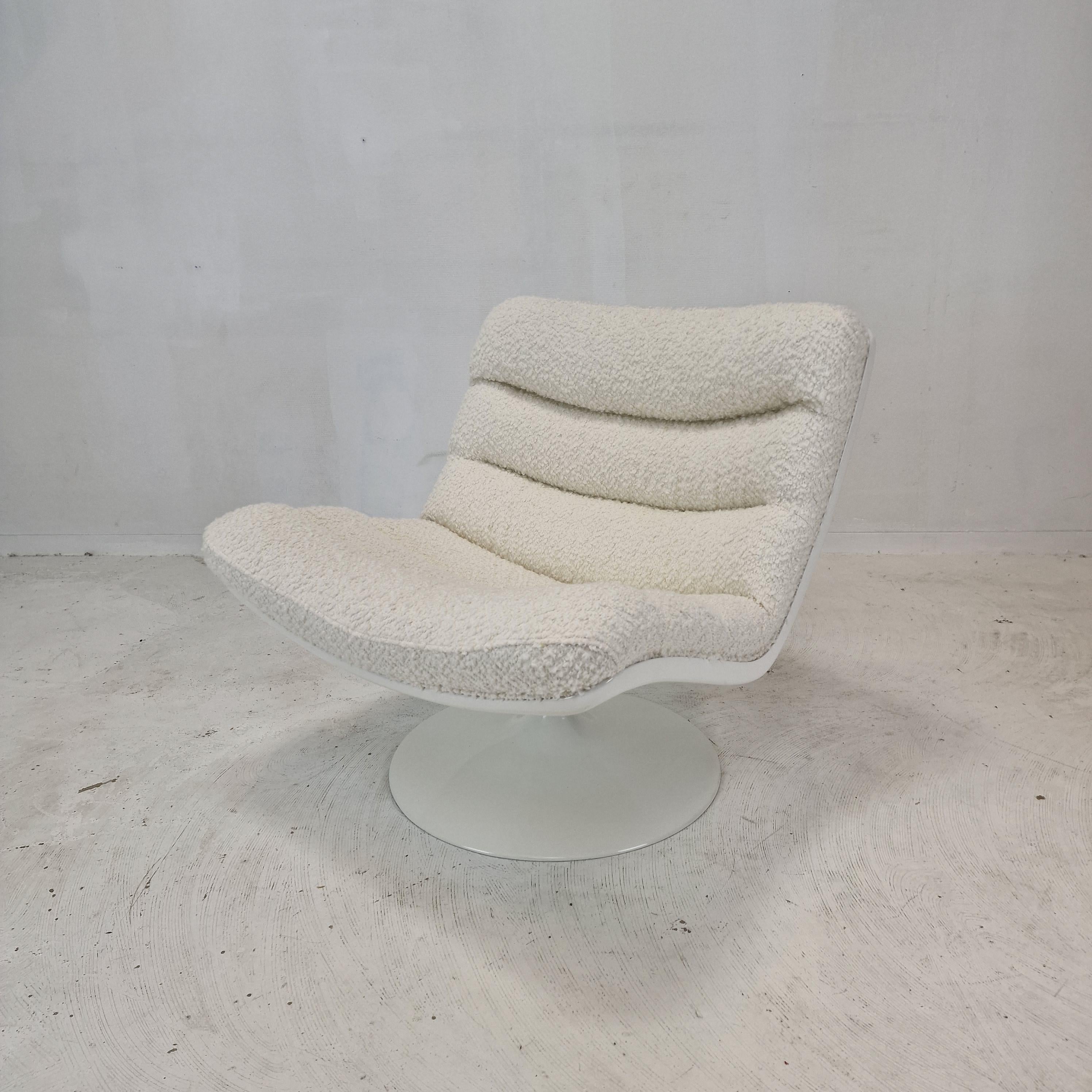 This lovely and very comfortable pivoting model 975 lounge chair is designed by Geoffrey Harcourt for Artifort in the 60s., 

It is just restored with new stunning and very soft Alpaca wool bouclé fabric. 

The foot and the base are painted by a