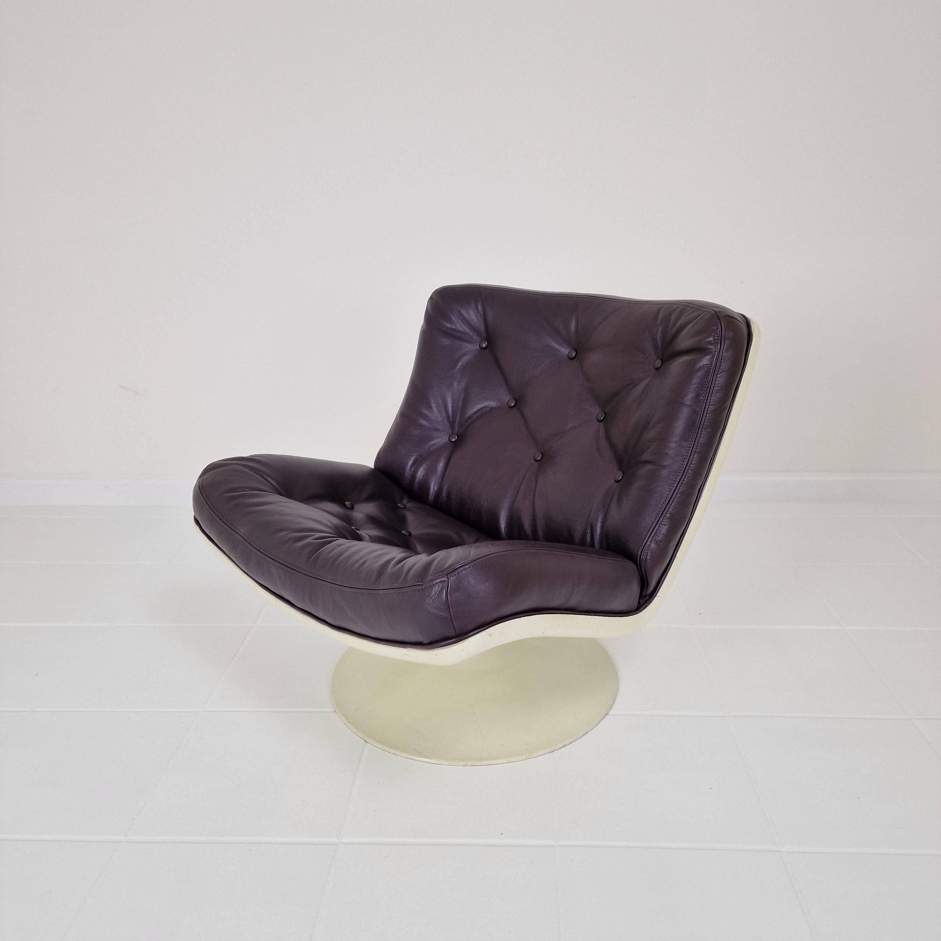 Very cute and comfortable 975 Lounge Chair.
This popular chair is designed by the famous Geoffrey Harcourt for Artifort in the 60's.

The immaculate white bucket seat with dito tulip shaped base form a tasteful combination with the brown leather