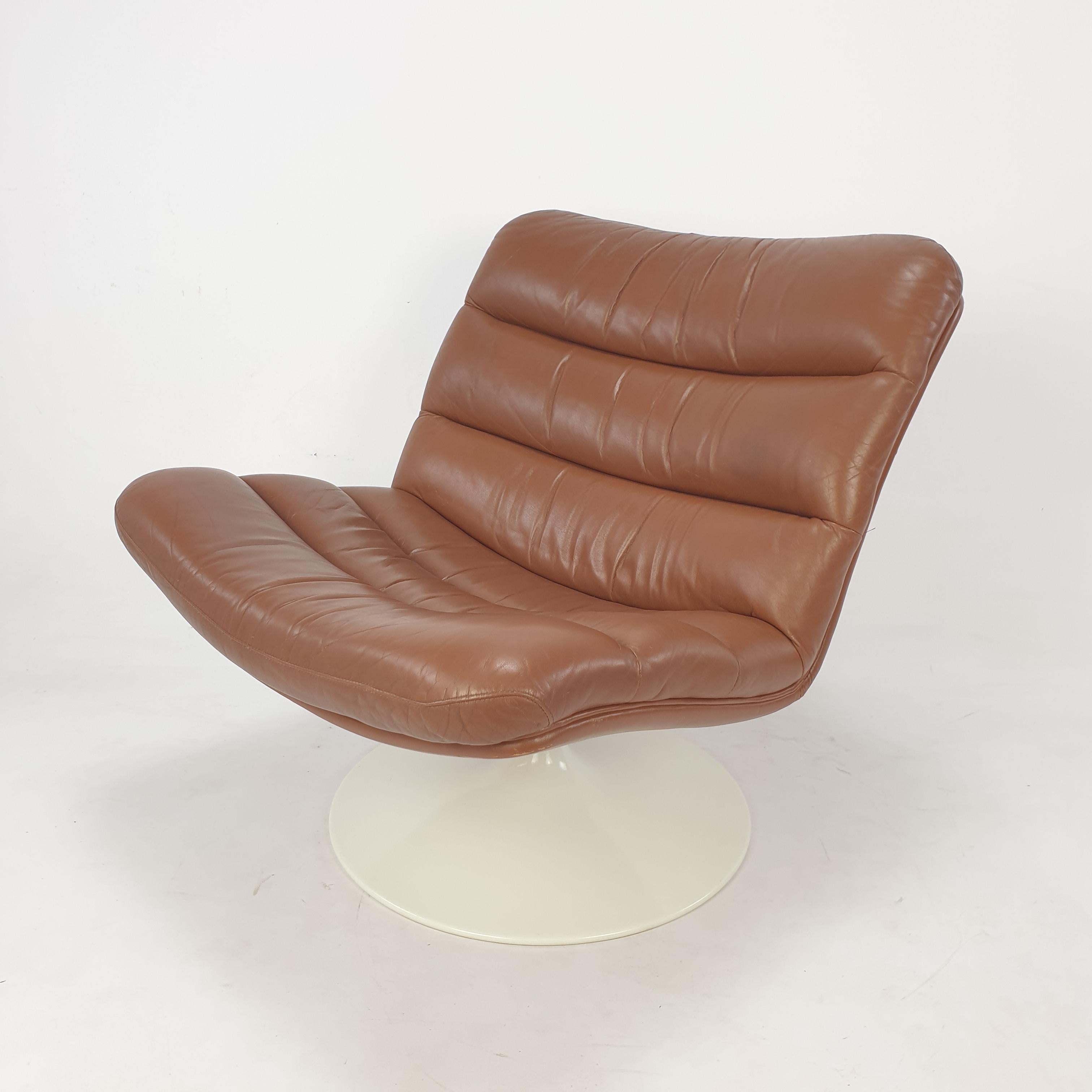 Very comfortable lounge chair designed by Geoffrey Harcourt for Artifort in the 60's.

It has a white rotating foot. 

The original high quality brown leather has a lovely patina. 

This chair is made of the best materials and is very solid.