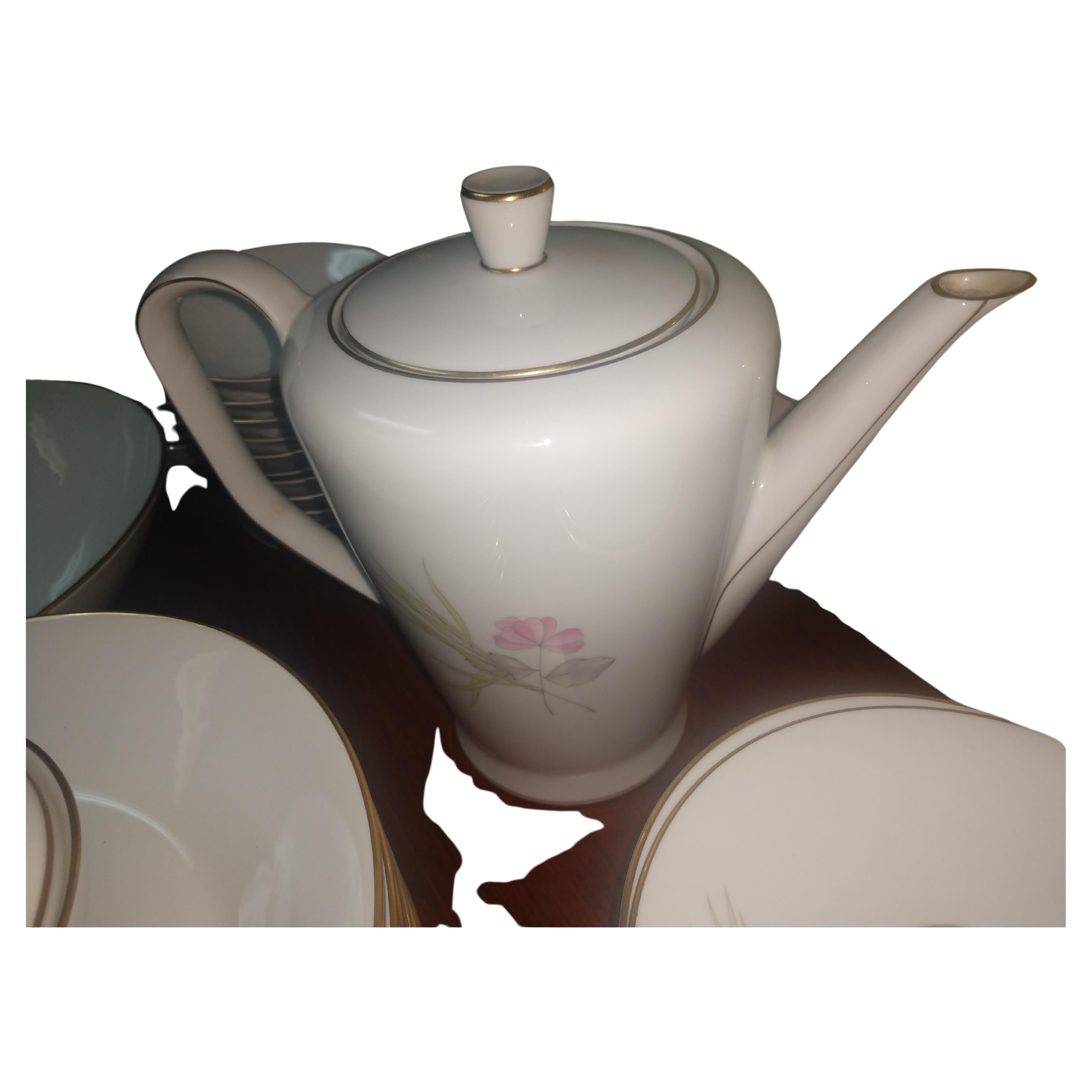 Favoloso set di bellissime ed eleganti porcellane Rosenthal. 99 PC che consistono in 12 pezzi ciascuno dei seguenti: piatti da portata, piatti da insalata, piatti da pane/deserto, coppe da frutta, ciotole da zuppa, tazze da tè e piattini.