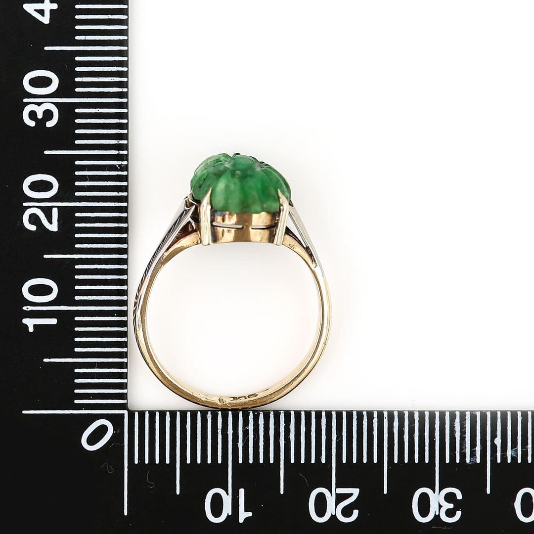 Mitte des Jahrhunderts 9k Gold geschnitzter Jadeit Blumenkopf-Ring Circa 1960 im Angebot 6