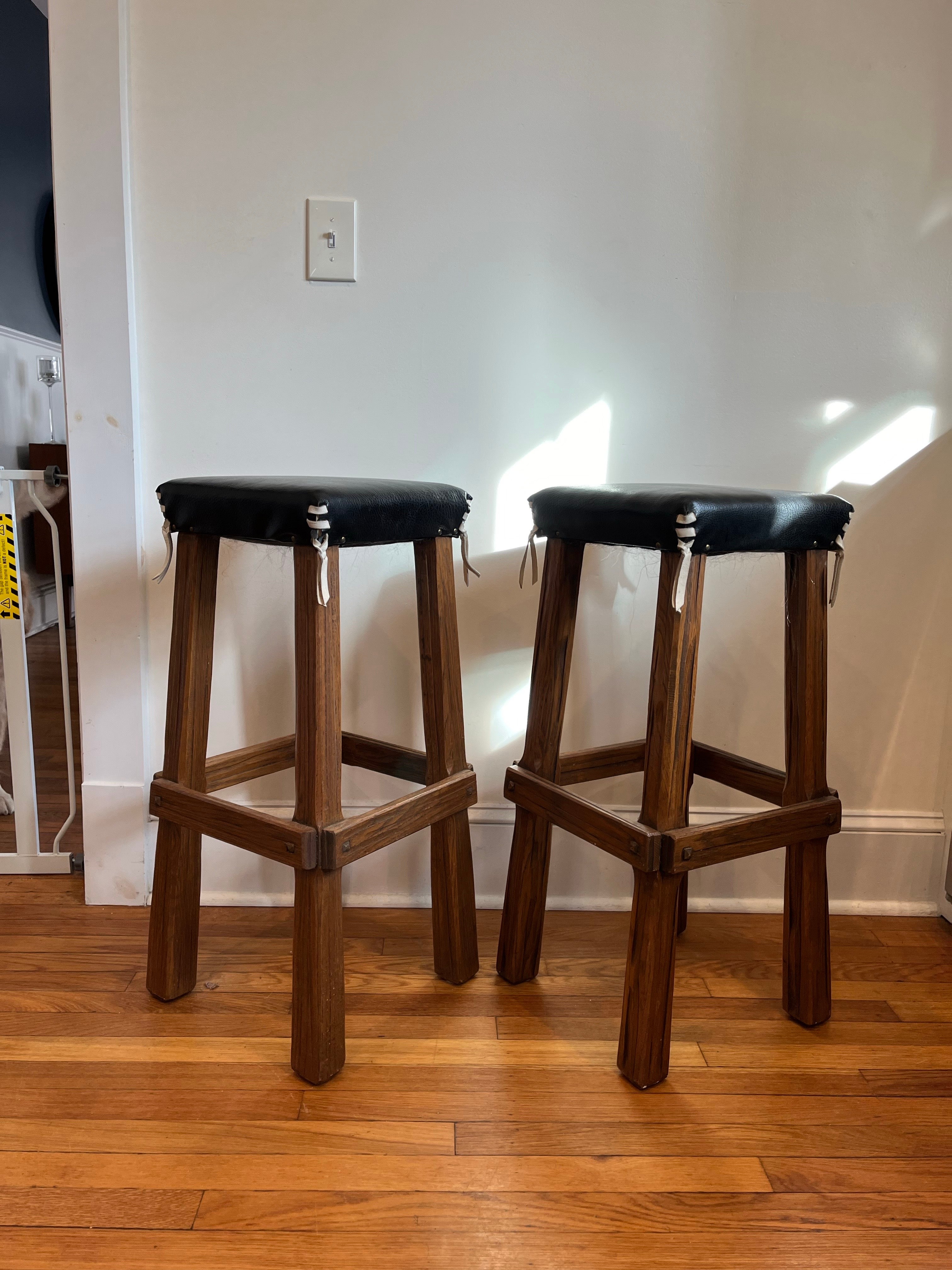 Paire de tabourets de bar en chêne, cuir noir avec frange en cuir blanc, conçus et produits par A.I.Brandt Ranch Oak, États-Unis, vers les années 1950.
En bordure de route vers NYC/Philly $450