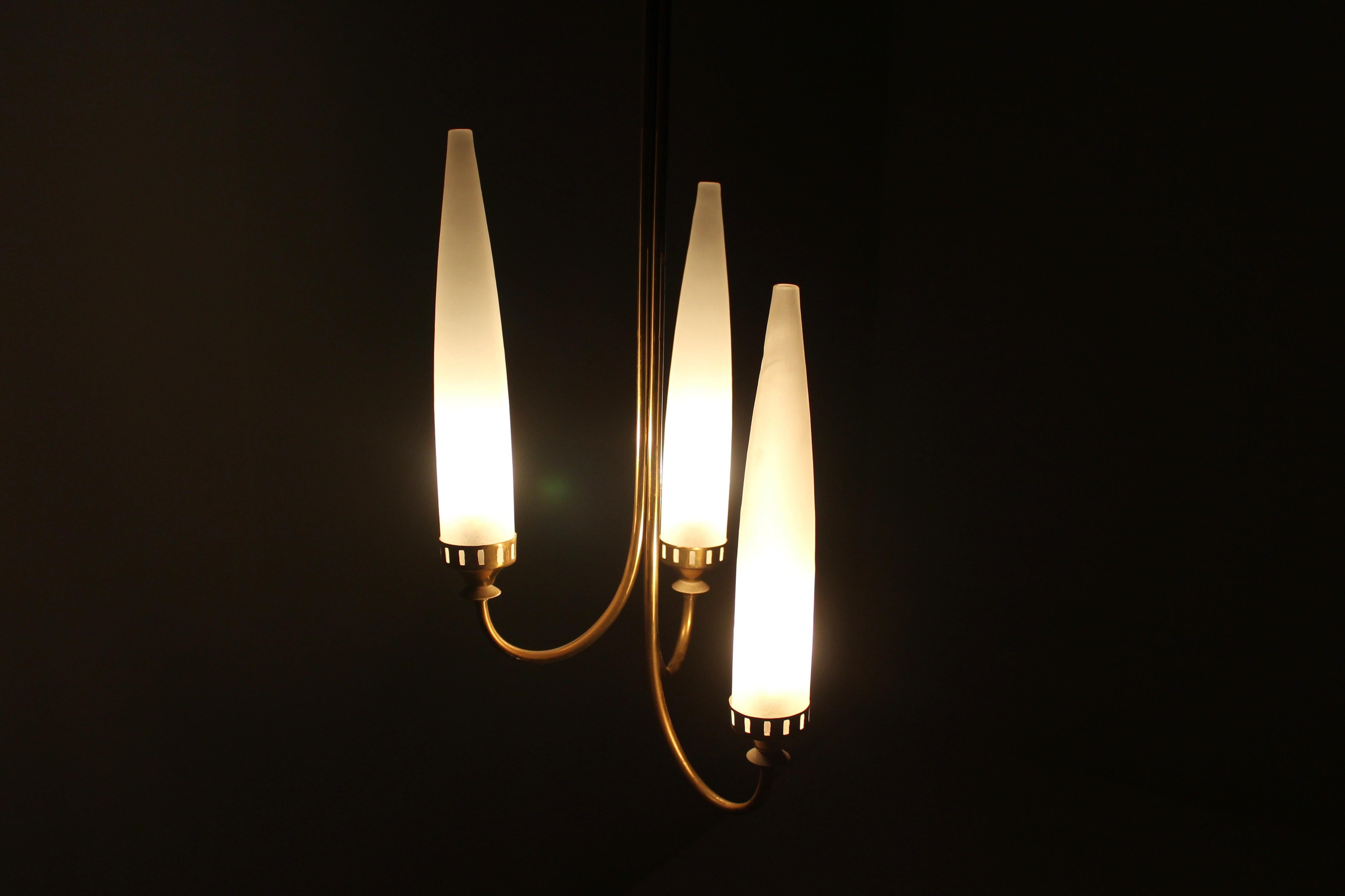 Lampadario di metà secolo A. Lelii per Arredoluce (attr) in ottone e vetro anni '50 Italia in vendita 9