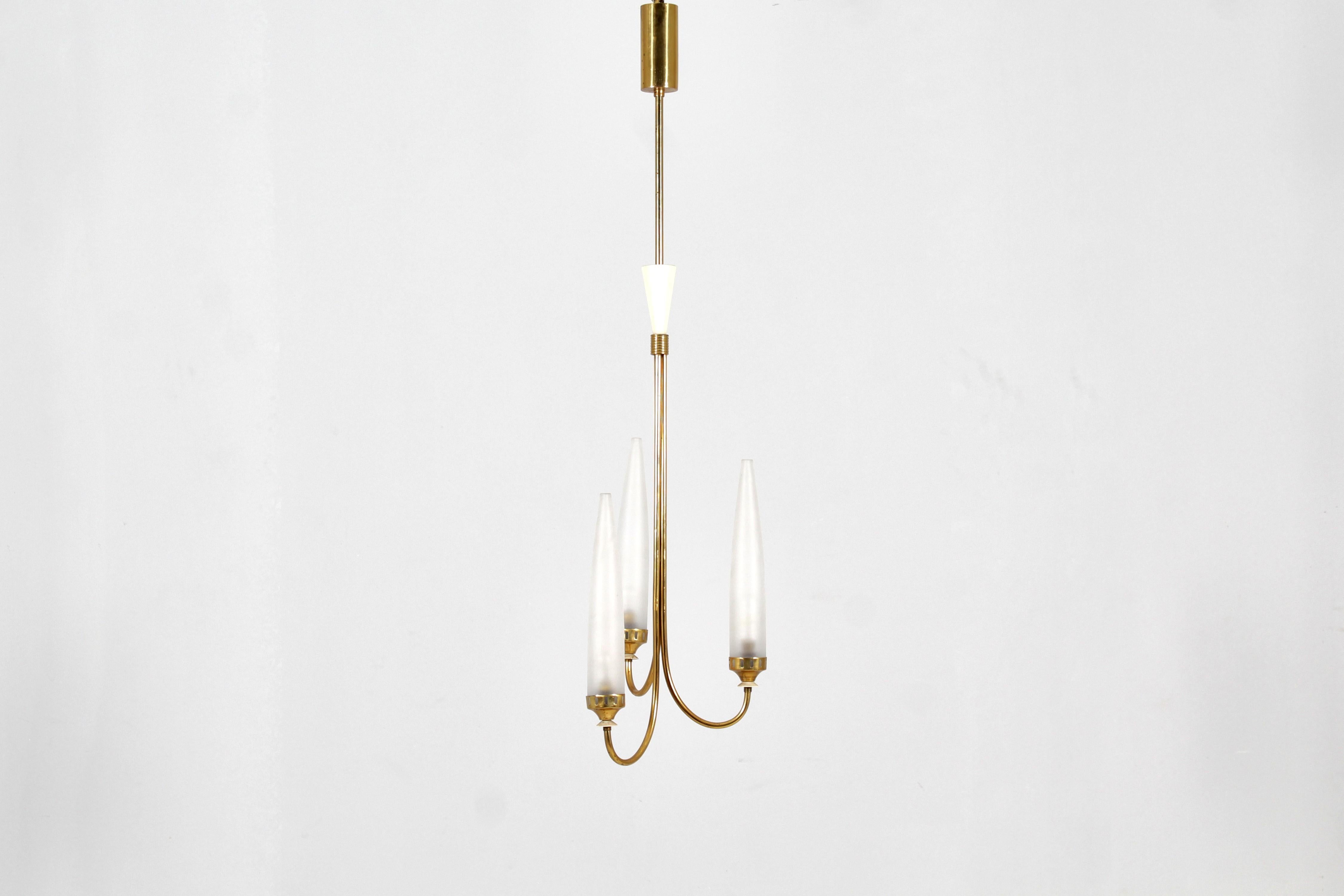 Raffinato lampadario a tre bracci curvi in ottone dorato con diffusori verticali in vetro satinato. Attribuibile ad Angelo Lelii per Arredoluce, produzione italiana degli anni '50.
Se coerente con l'età e l'uso.