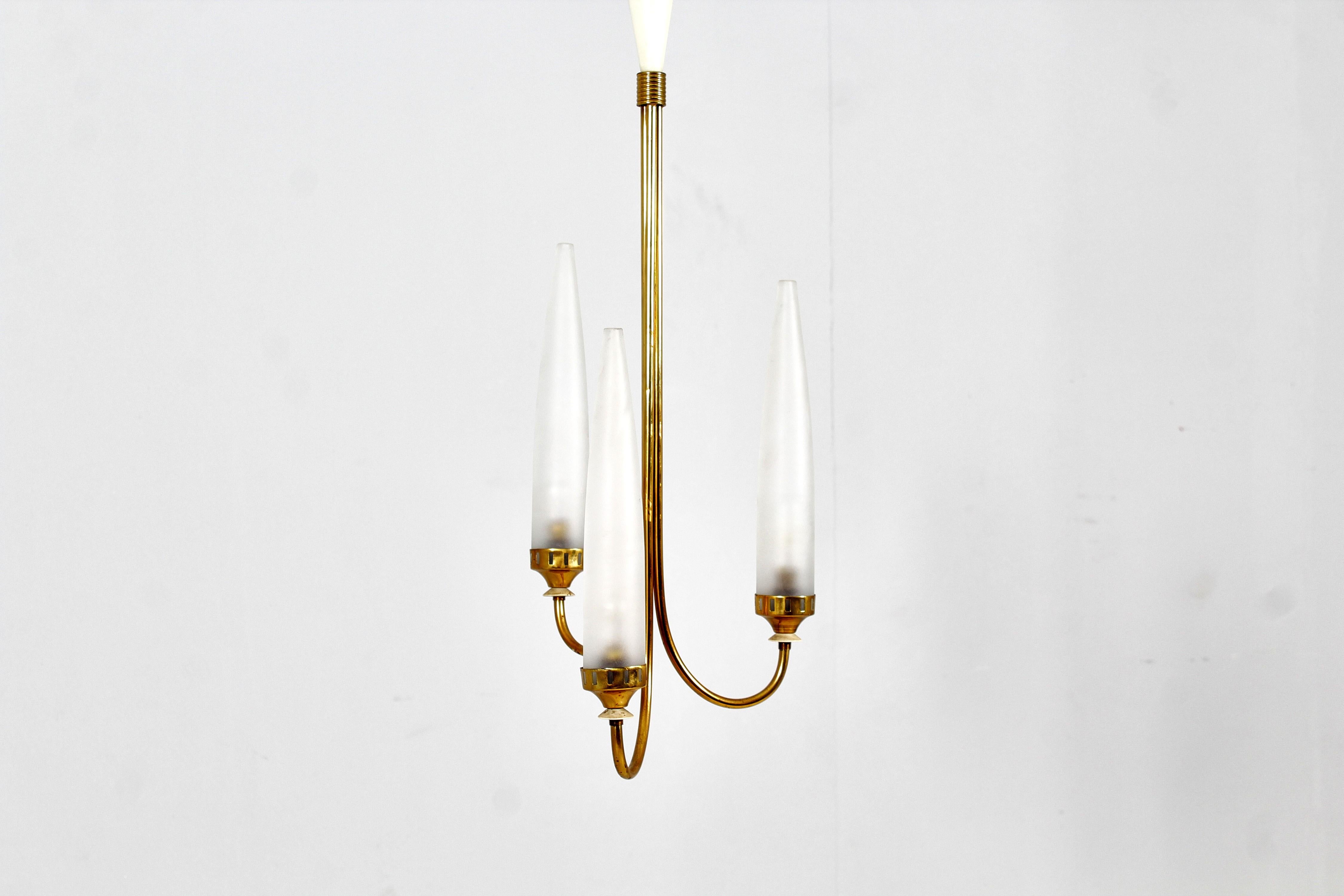 Mid-Century moderno Lampadario di metà secolo A. Lelii per Arredoluce (attr) in ottone e vetro anni '50 Italia in vendita