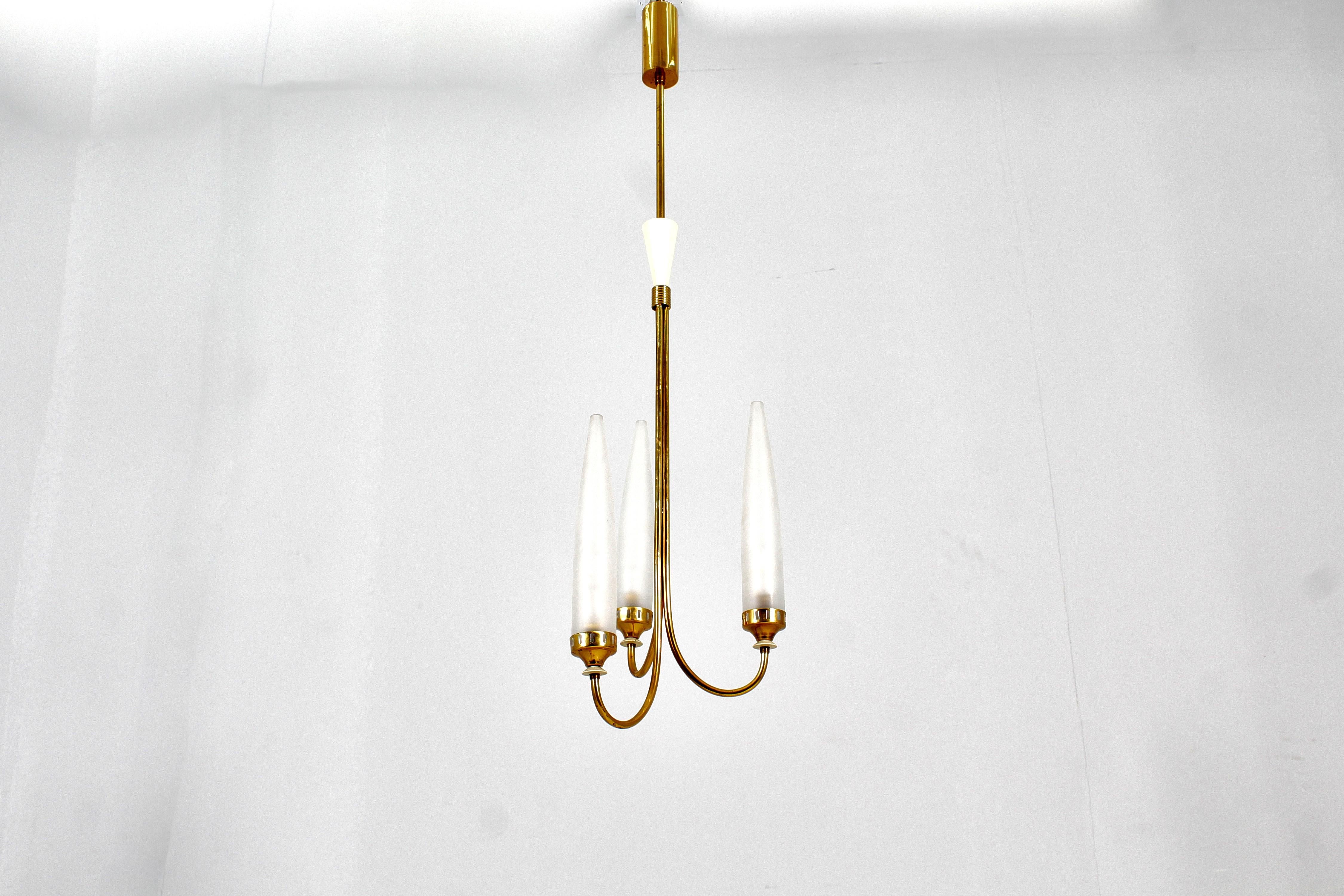 Lampadario di metà secolo A. Lelii per Arredoluce (attr) in ottone e vetro anni '50 Italia In condizioni buone in vendita a Palermo, IT