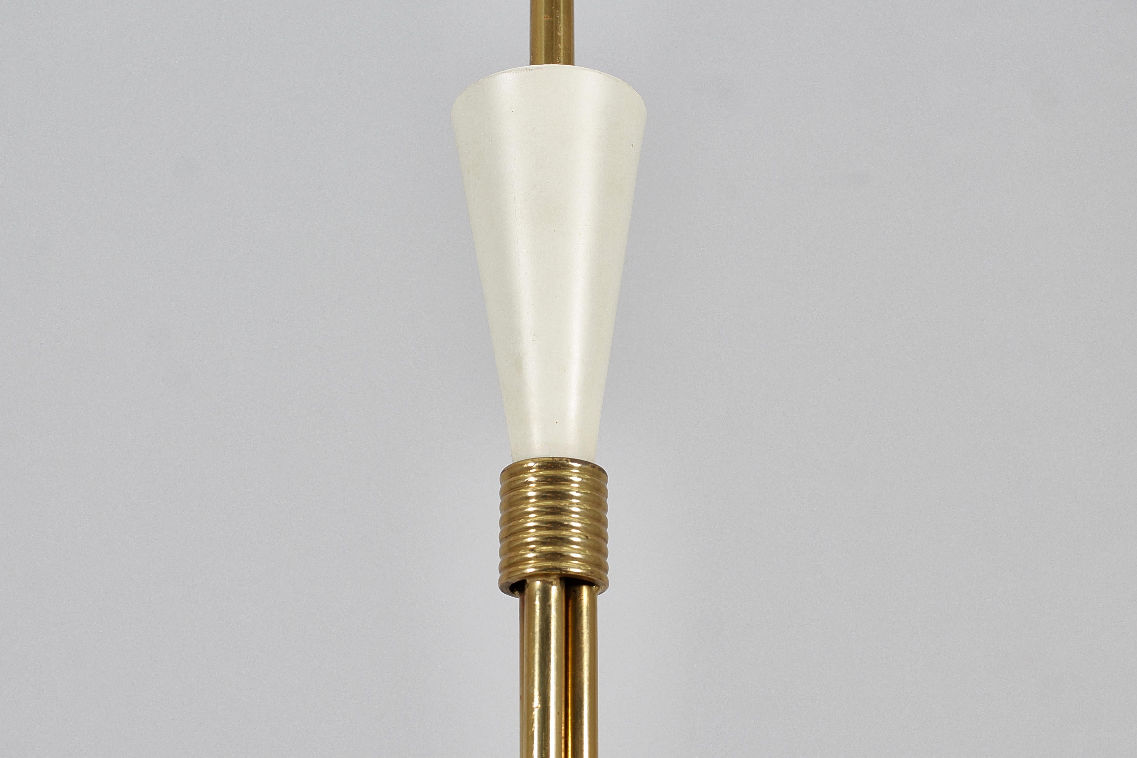Metà XX secolo Lampadario di metà secolo A. Lelii per Arredoluce (attr) in ottone e vetro anni '50 Italia in vendita