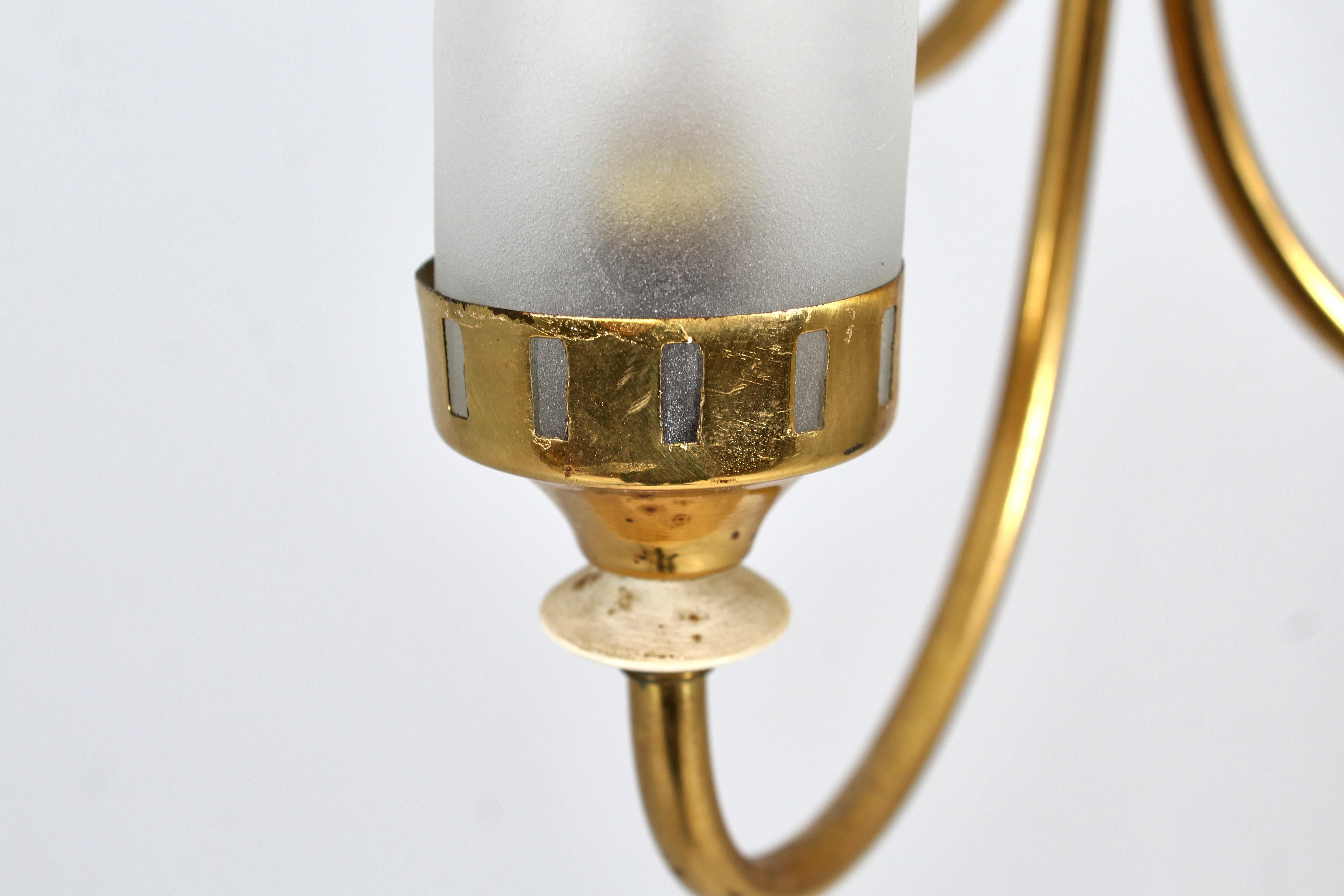 Ottone Lampadario di metà secolo A. Lelii per Arredoluce (attr) in ottone e vetro anni '50 Italia in vendita