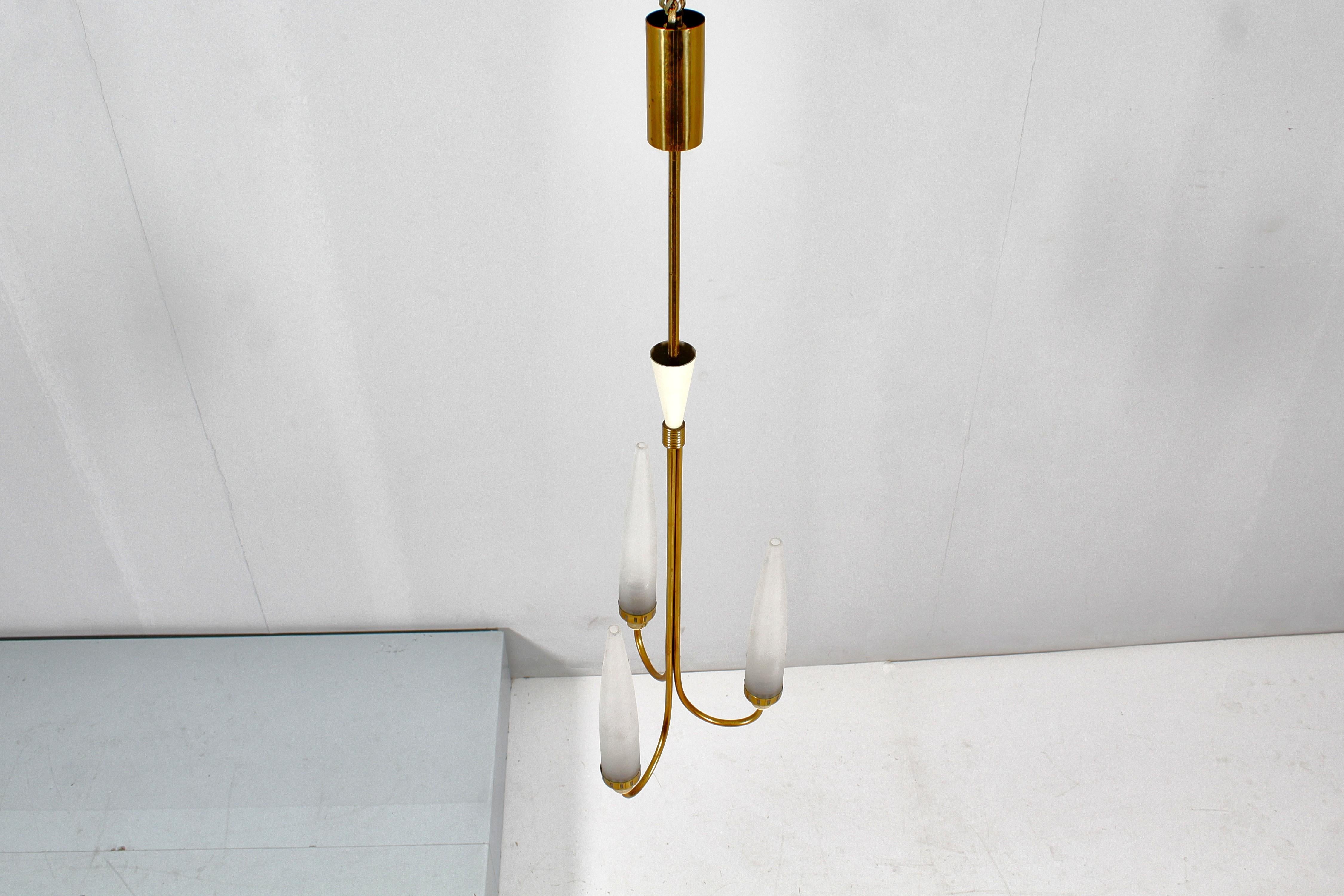 Lampadario di metà secolo A. Lelii per Arredoluce (attr) in ottone e vetro anni '50 Italia in vendita 2