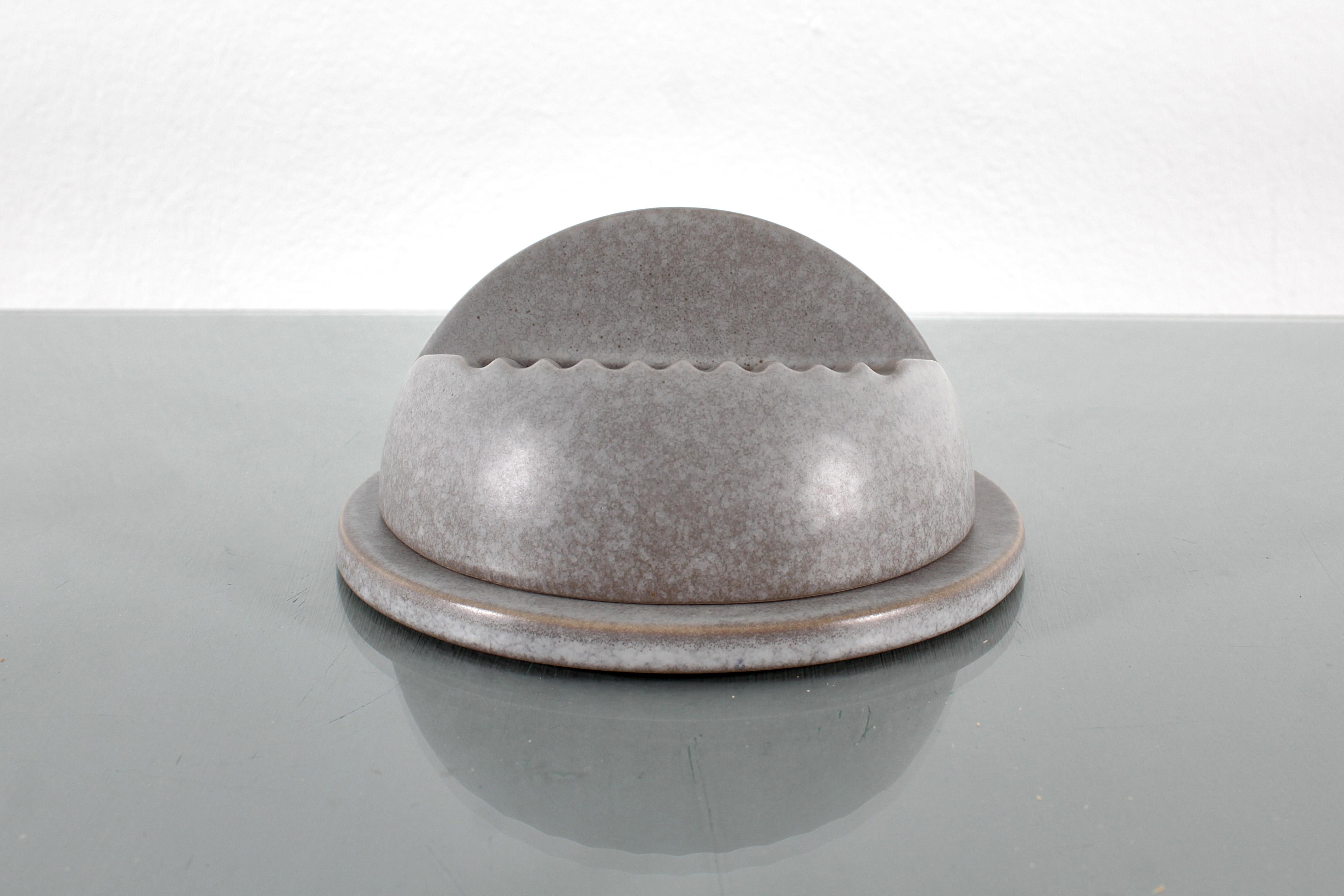 Posacenere in ceramica dal design molto originale nello stile di Angelo Mangiarotti. Due elementi impilabili per una facile pulizia. Sul fondo c'è un'etichetta con la scritta 
