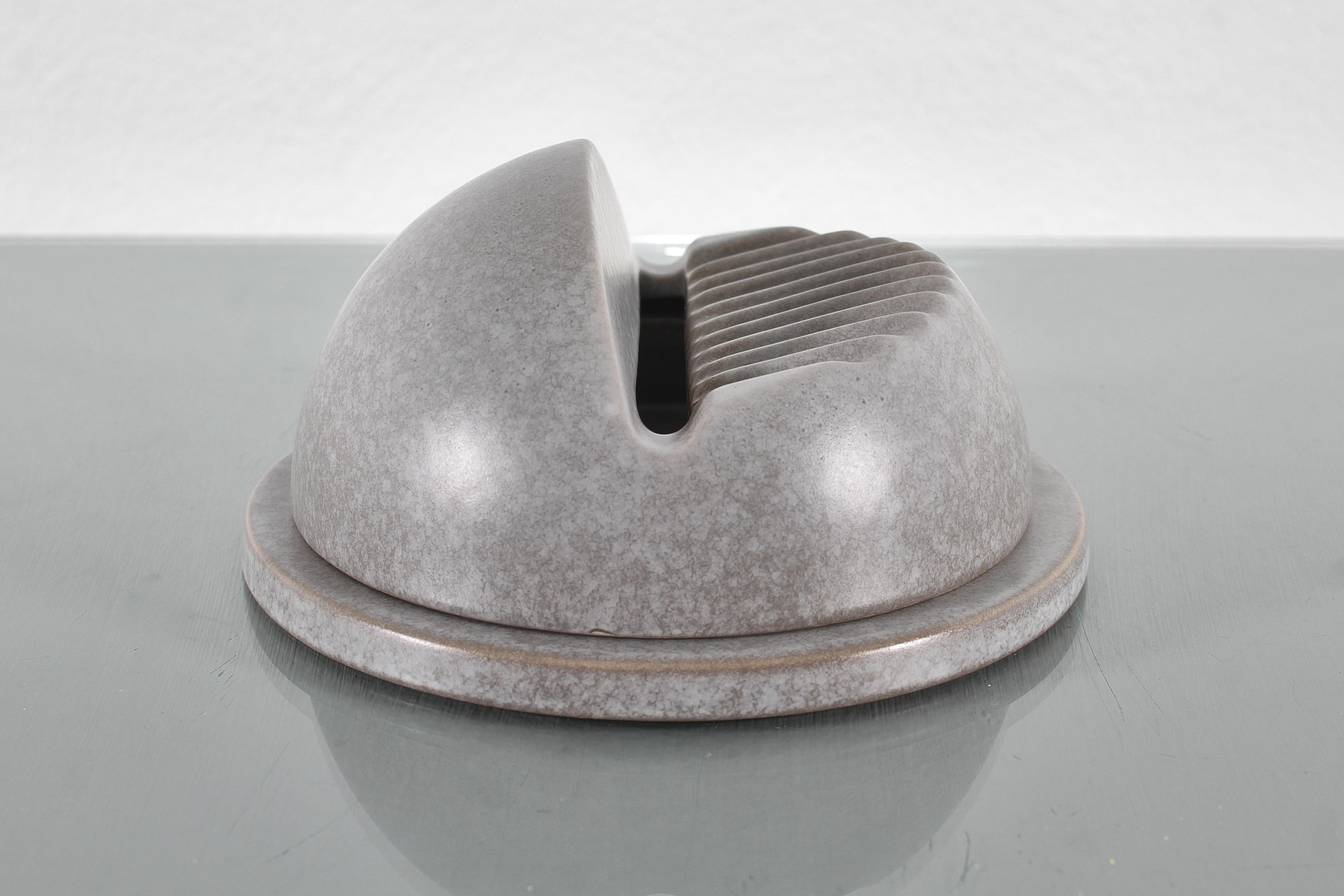 Fine XX secolo Posacenere in ceramica stile A. Mangiarotti, metà secolo, anni '70, Italia in vendita