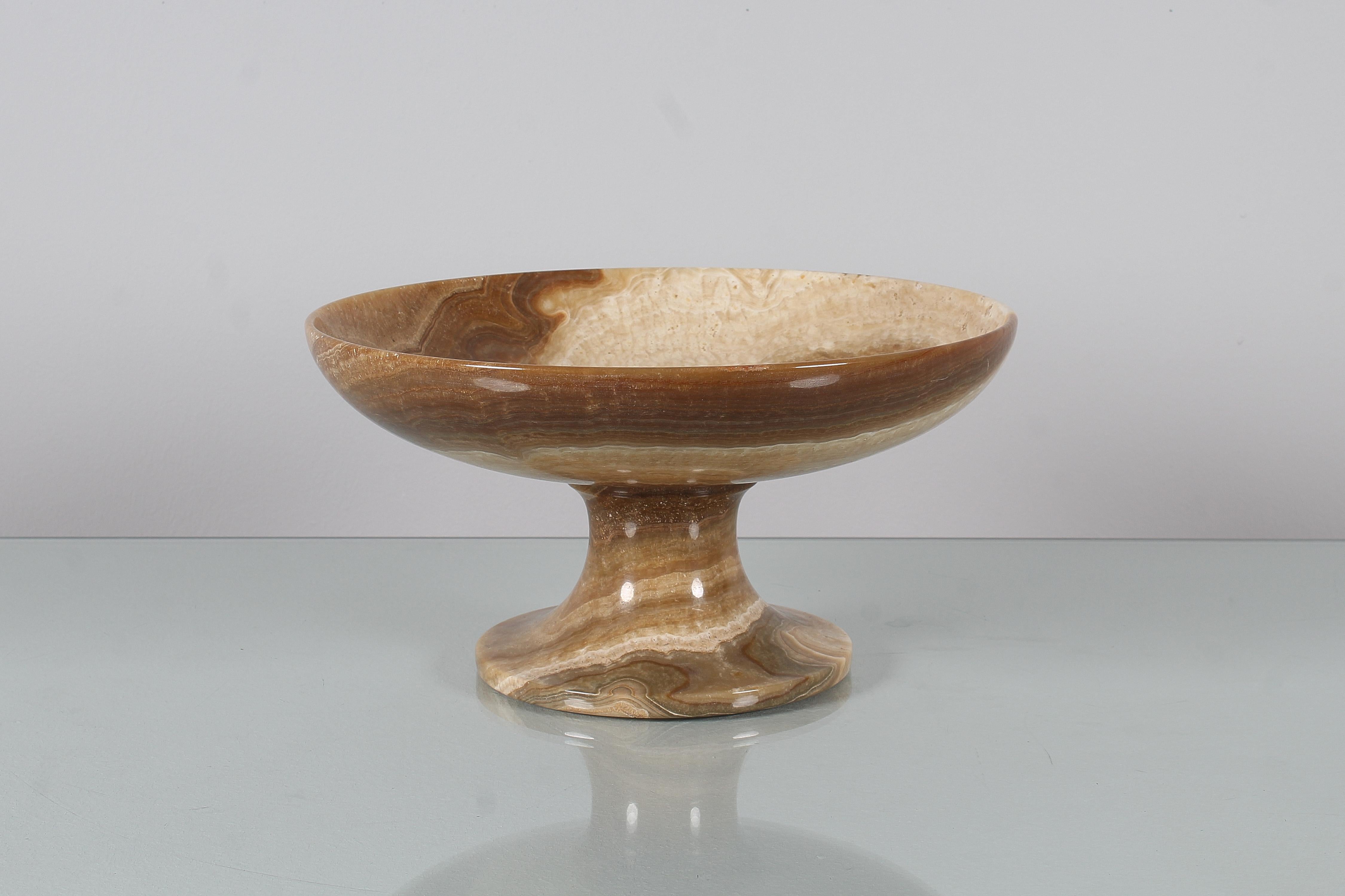 Very elegant circular centerpiece with shaped central foot entirely in polished and ground marble. In the style of Angelo Mangiarotti, Italian creation worthy of the 60s
Wear consistent with age and use.