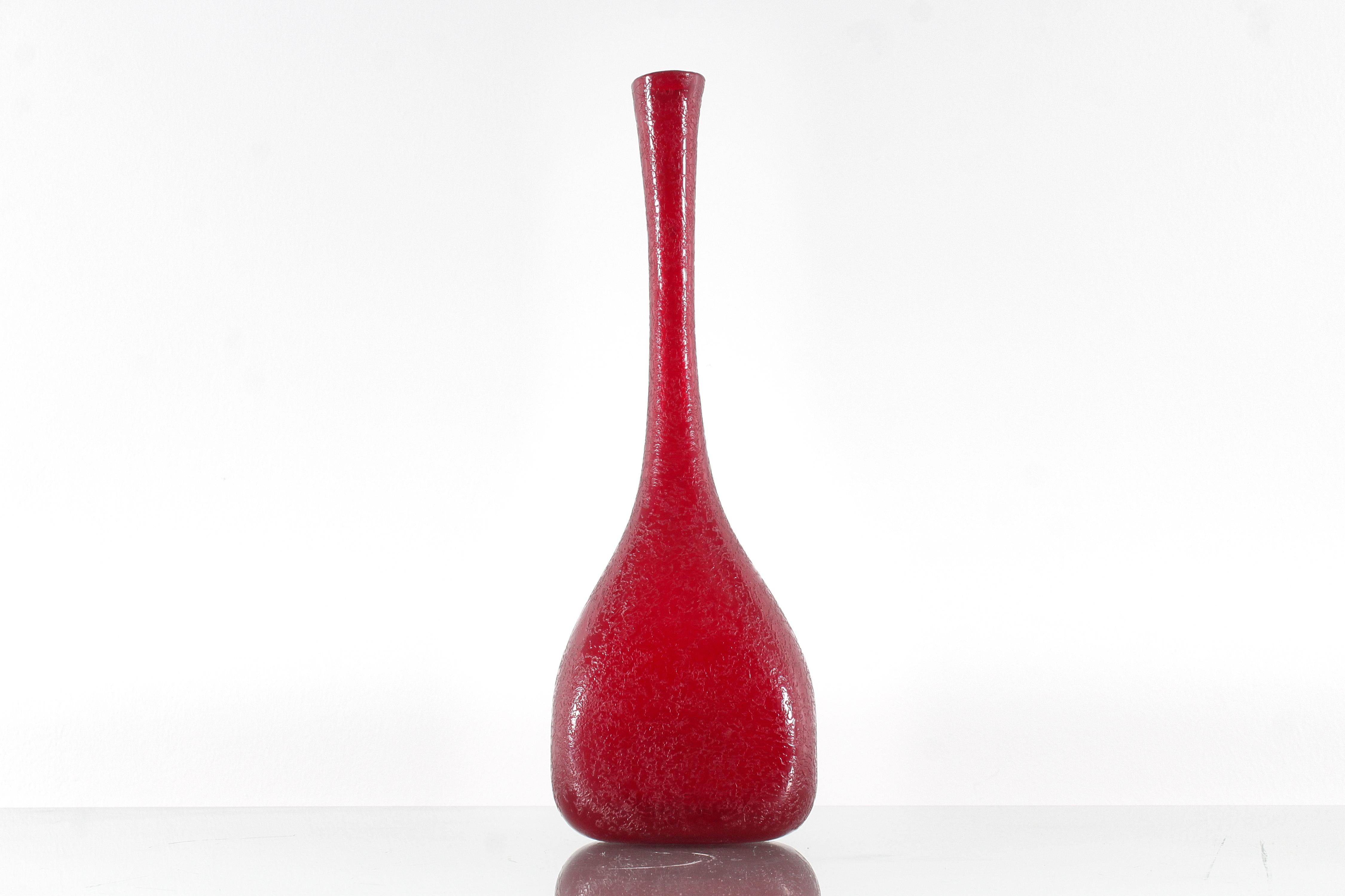 Raffinato vaso monofiore in vetro di Murano rosso acidato, attribuibile ad Archimede Seguso, Venezia, anni '60. Usura coerente con l'età e l'utilizzo
