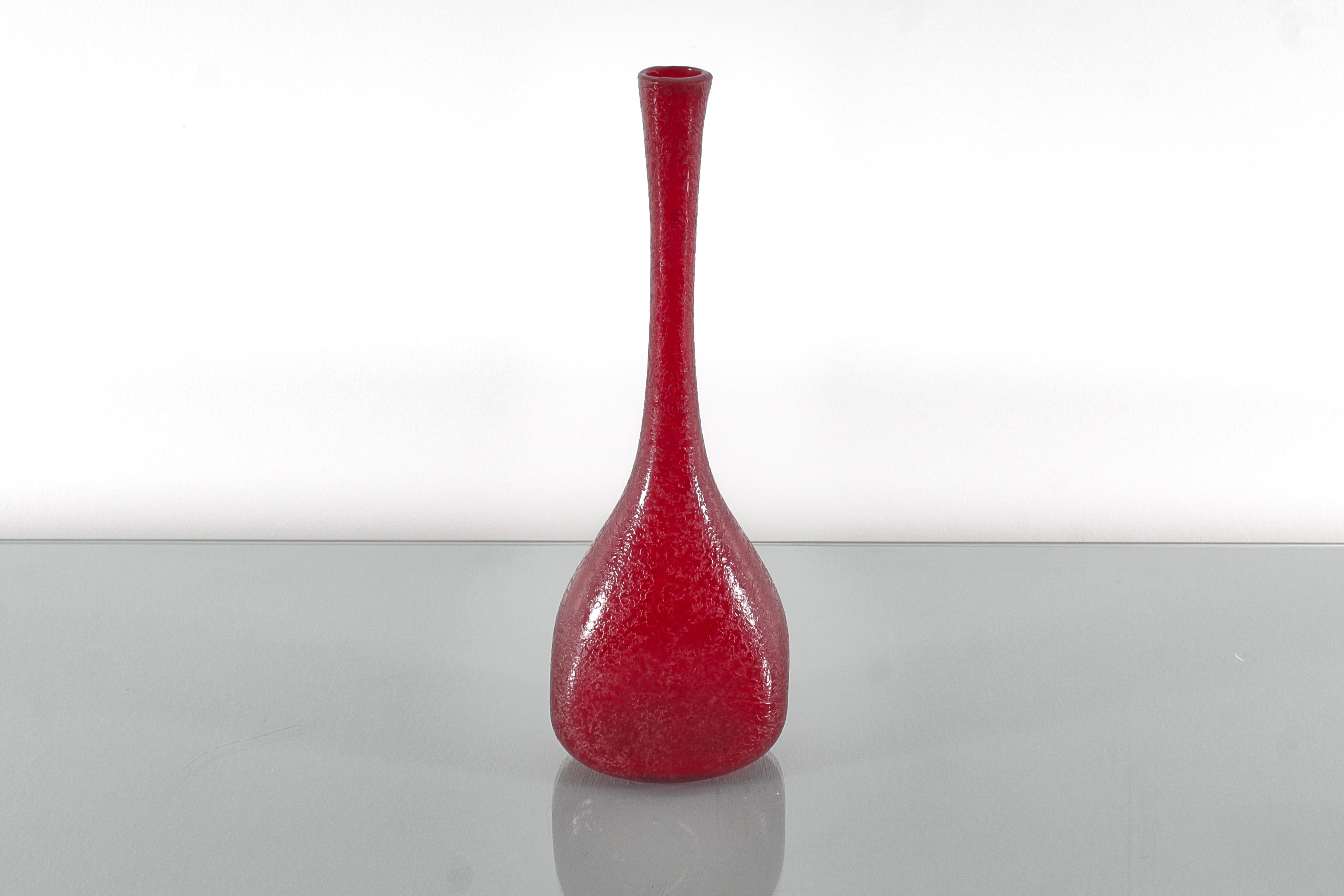 Mid-Century moderno Vaso a fiore singolo in vetro di Murano rosso di metà secolo A. Seguso (attr.) 60s Italy in vendita
