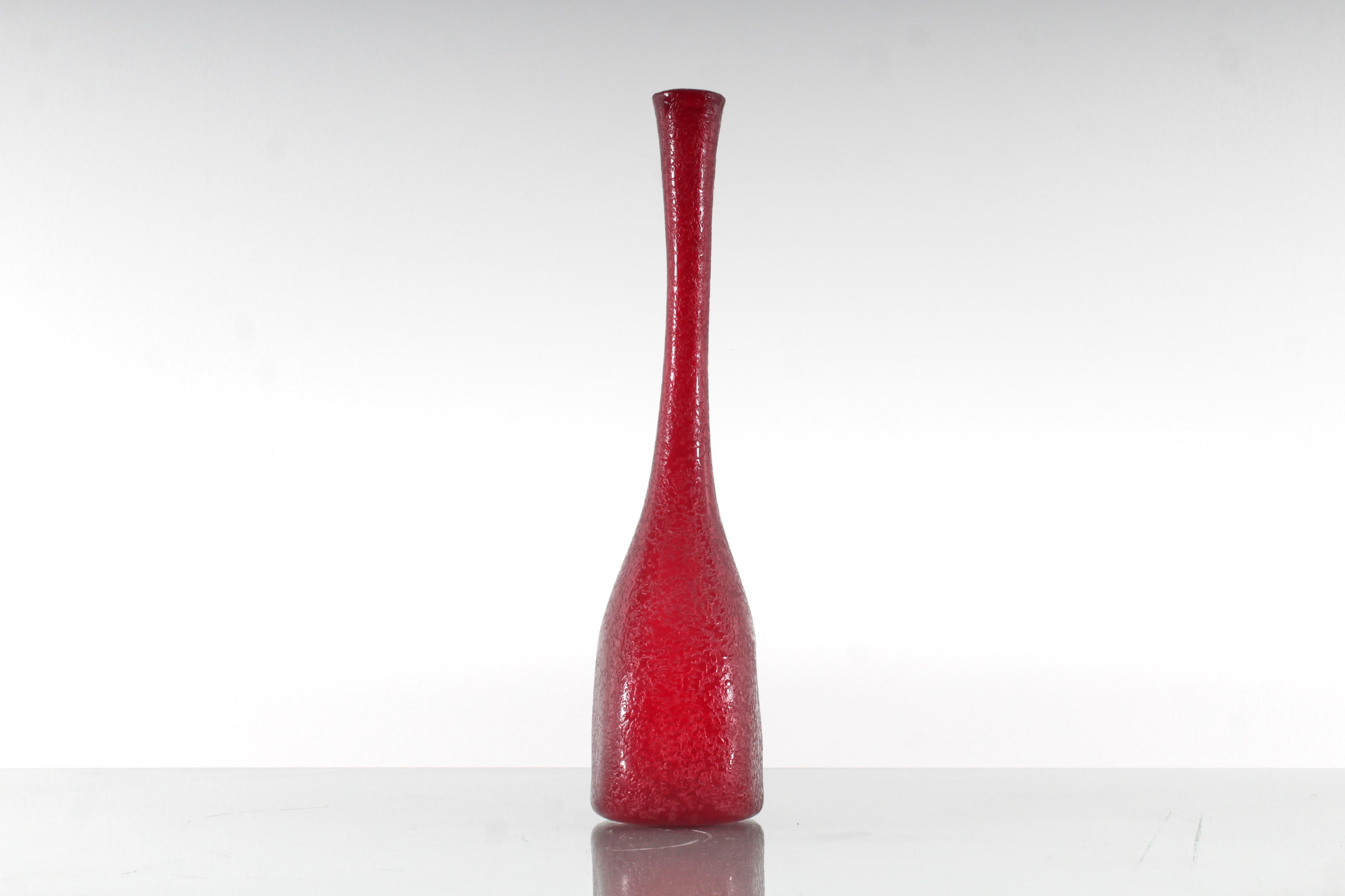 Italiano Vaso a fiore singolo in vetro di Murano rosso di metà secolo A. Seguso (attr.) 60s Italy in vendita