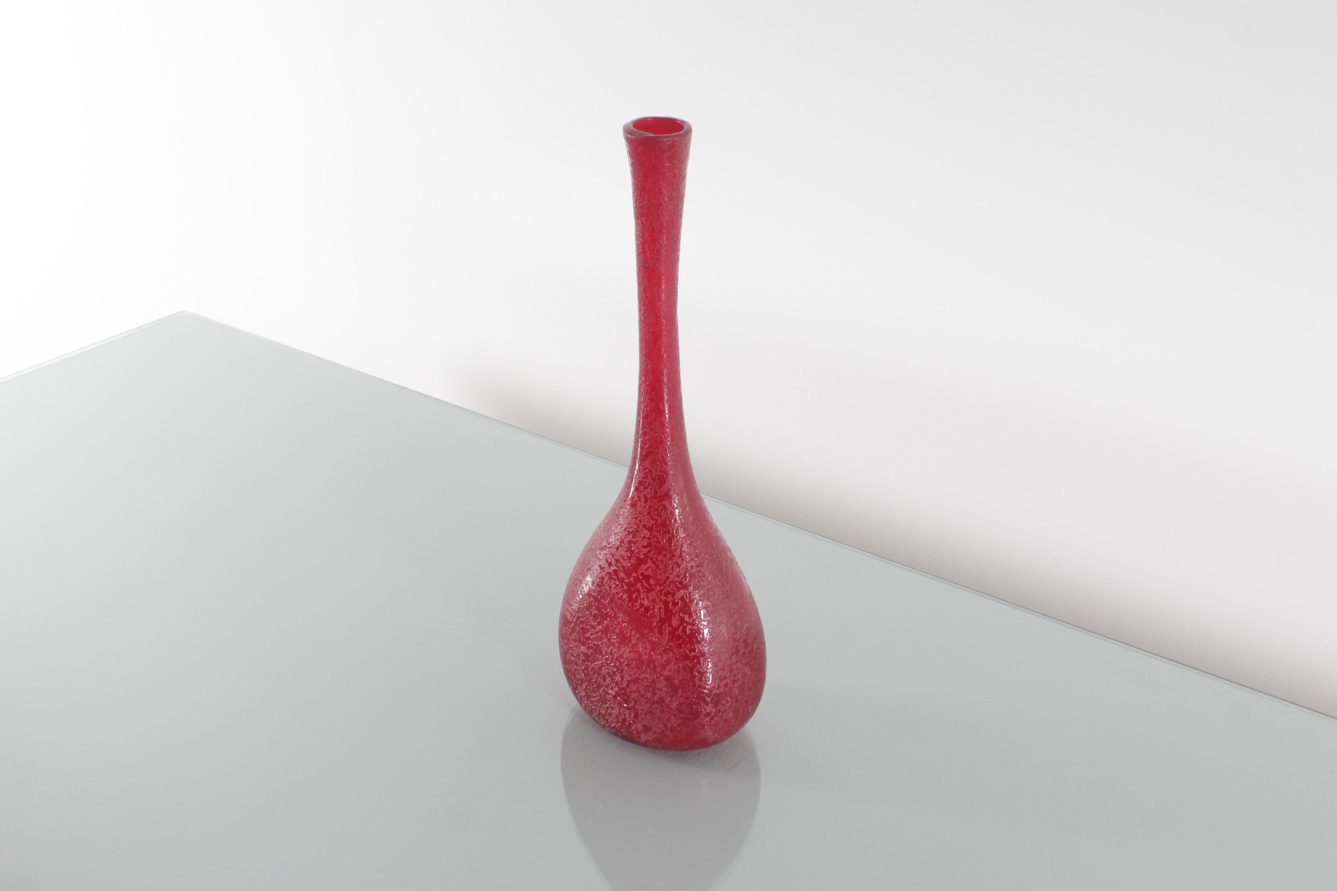 Metà XX secolo Vaso a fiore singolo in vetro di Murano rosso di metà secolo A. Seguso (attr.) 60s Italy in vendita