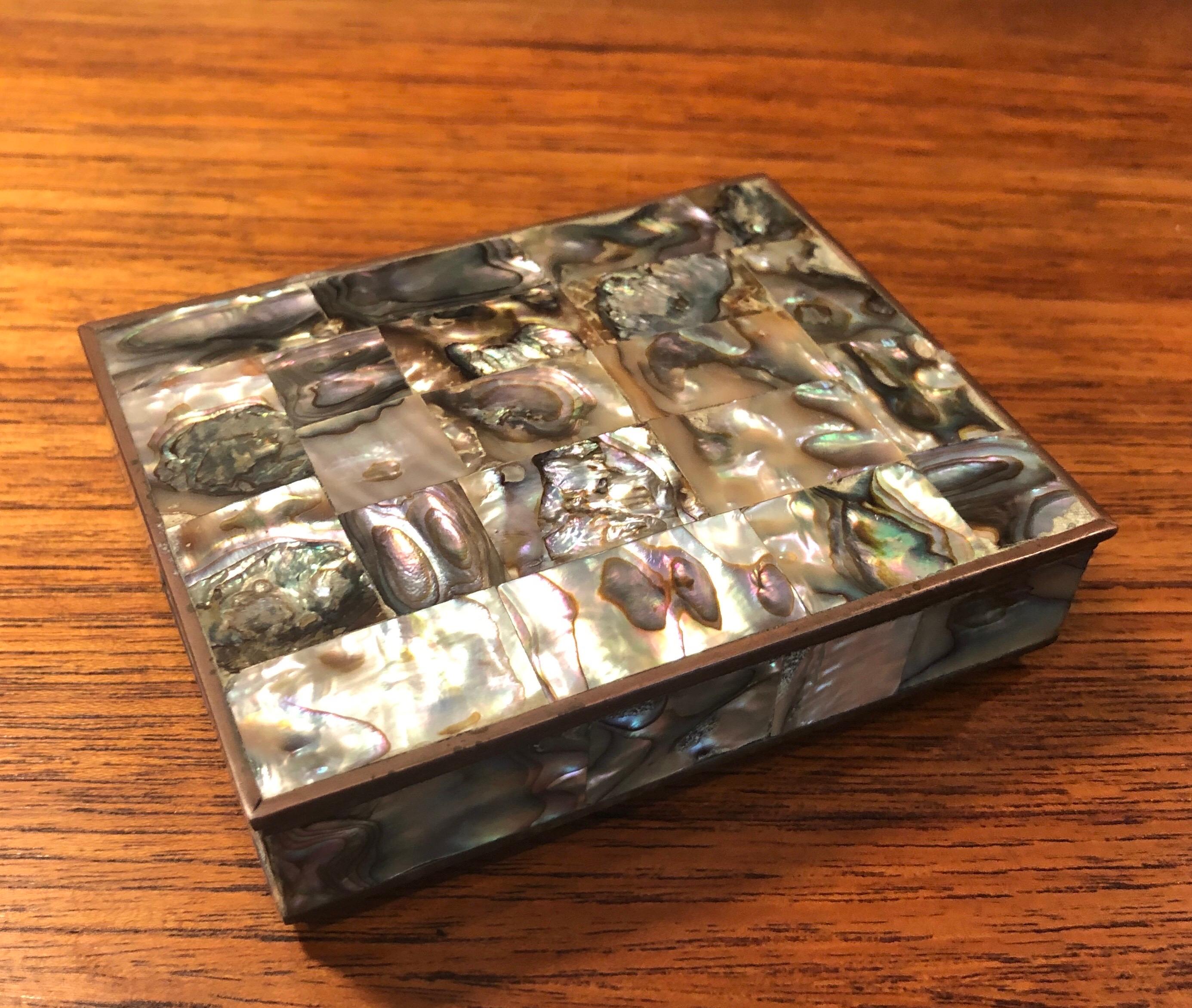 Dekorative Schachtel aus Abalone-Muscheln und Messing aus der Mitte des Jahrhunderts (Moderne der Mitte des Jahrhunderts) im Angebot