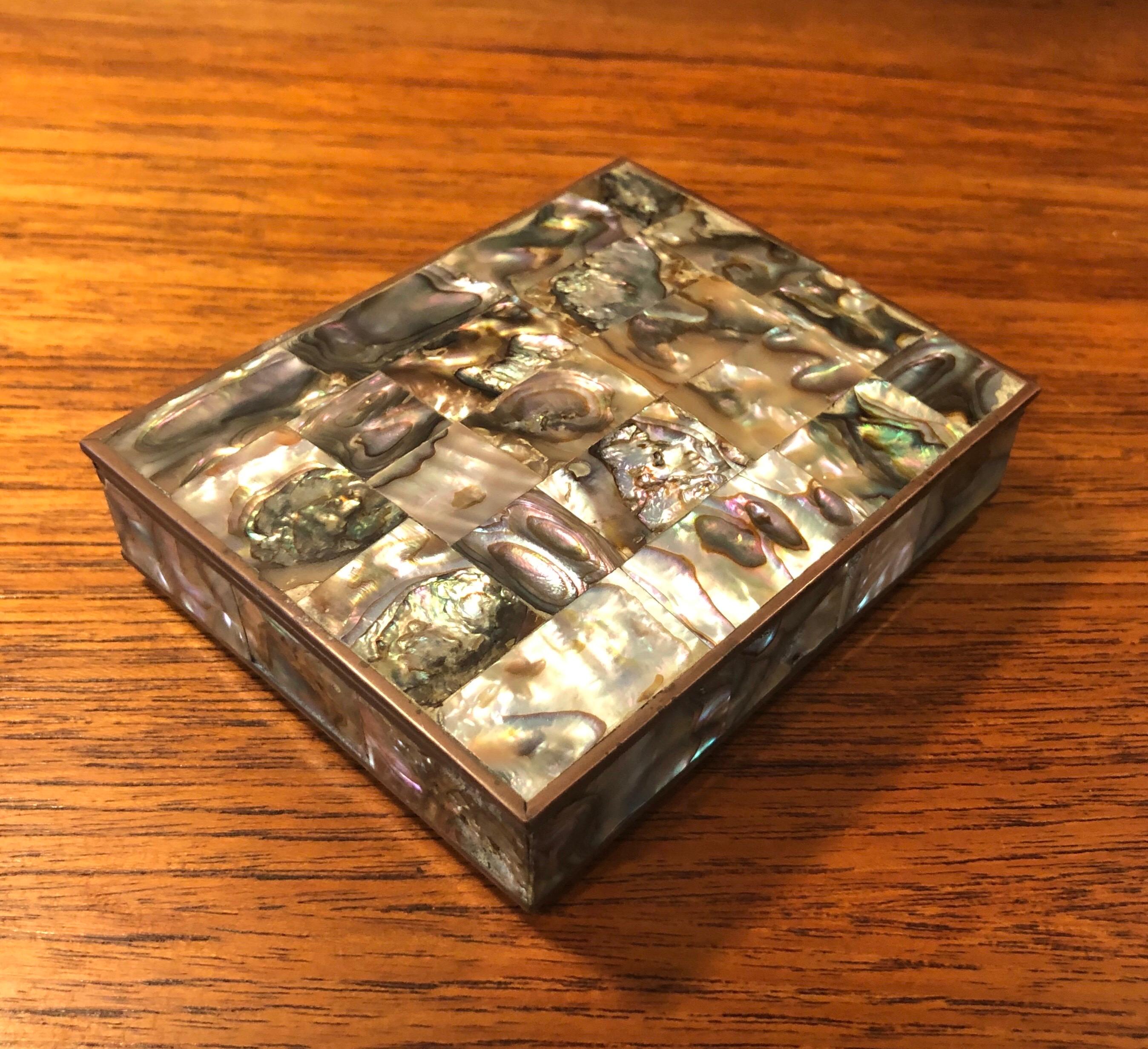 Dekorative Schachtel aus Abalone-Muscheln und Messing aus der Mitte des Jahrhunderts (Mexikanisch) im Angebot