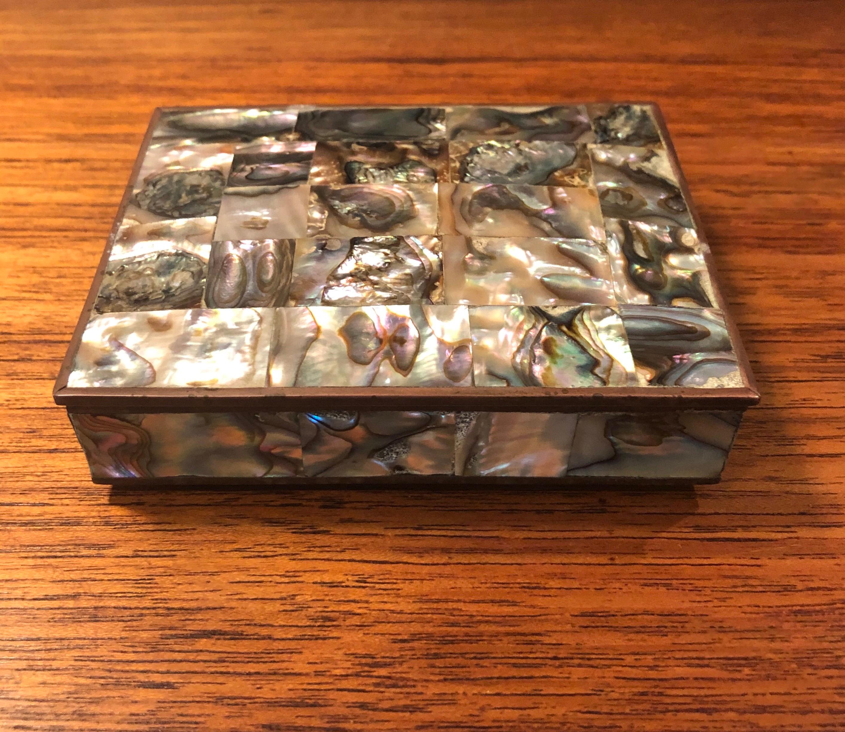 Dekorative Schachtel aus Abalone-Muscheln und Messing aus der Mitte des Jahrhunderts (Gegossen) im Angebot