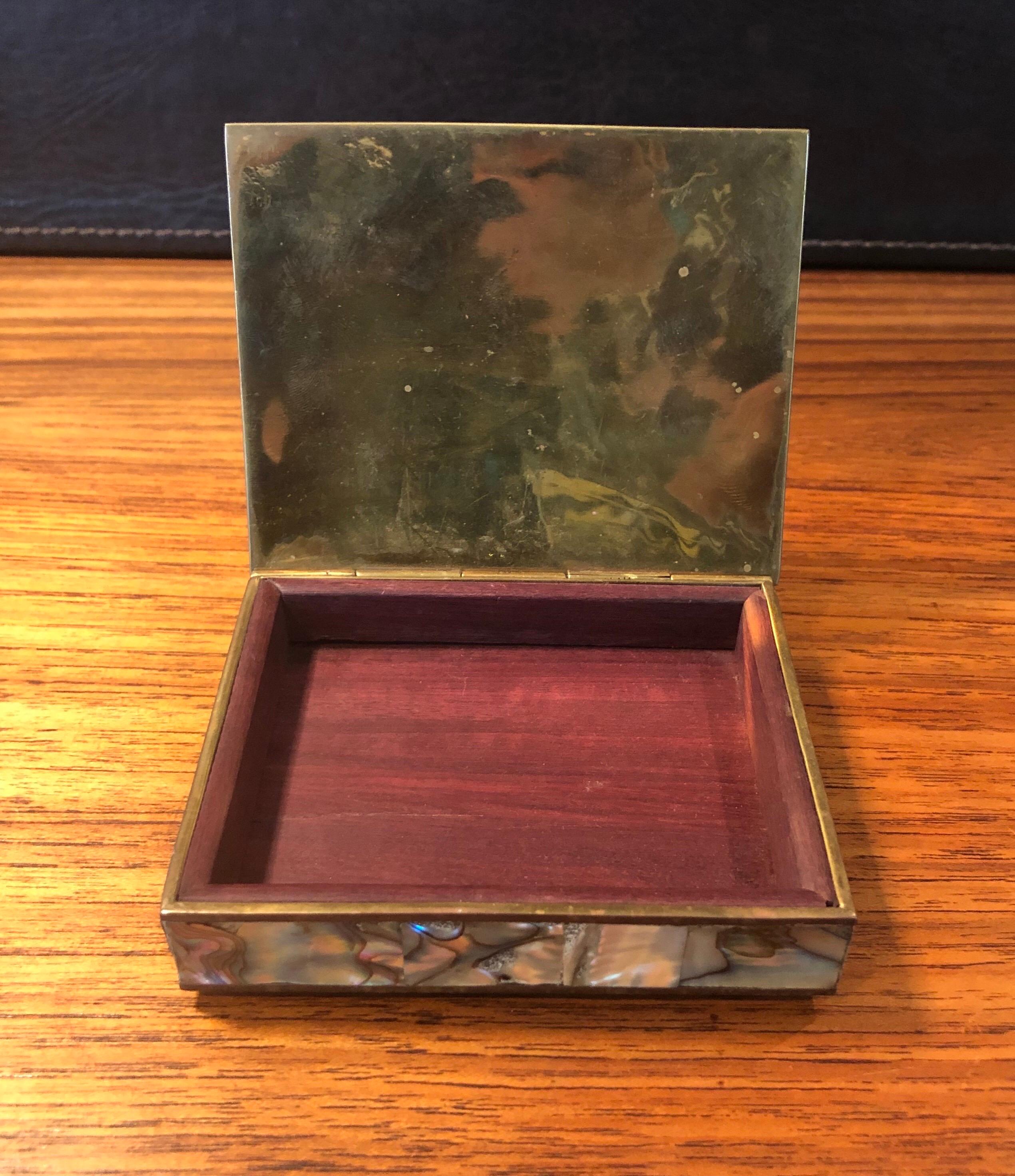 Dekorative Schachtel aus Abalone-Muscheln und Messing aus der Mitte des Jahrhunderts (20. Jahrhundert) im Angebot