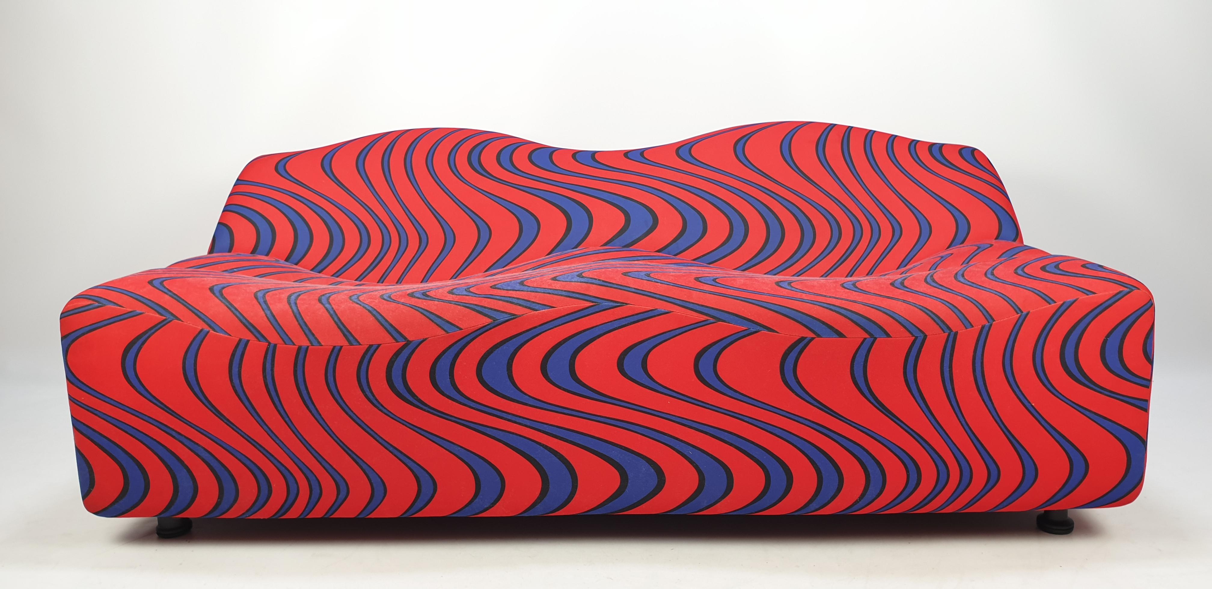 Beeindruckendes skulpturales Zweisitzer-Sofa ABCD, entworfen von Pierre Paulin für Artifort im Jahr 1968. 

Das Sofa besteht aus drei separaten Segmenten, die durch die wellenförmigen Kurven gekennzeichnet sind. 
Die leicht nach unten gewölbten