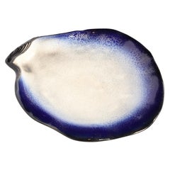Assiette en céramique abstraite bleue et blanche en forme d'huître signée Pol Chambost, milieu du siècle dernier