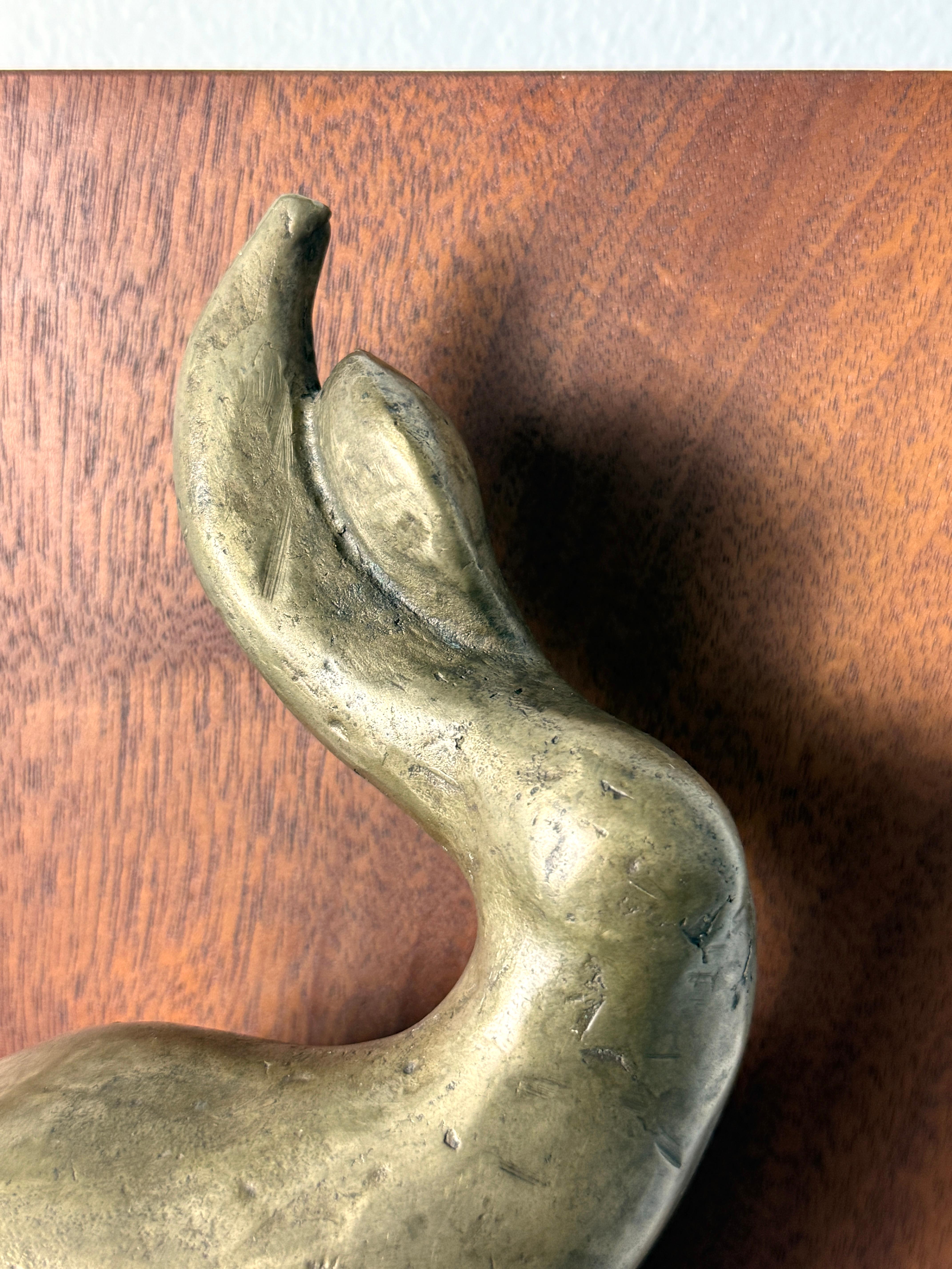 Figura abstracta de bronce de mediados de siglo sobre panel de nogal Escultura colgante de pared Años 70 en venta 3
