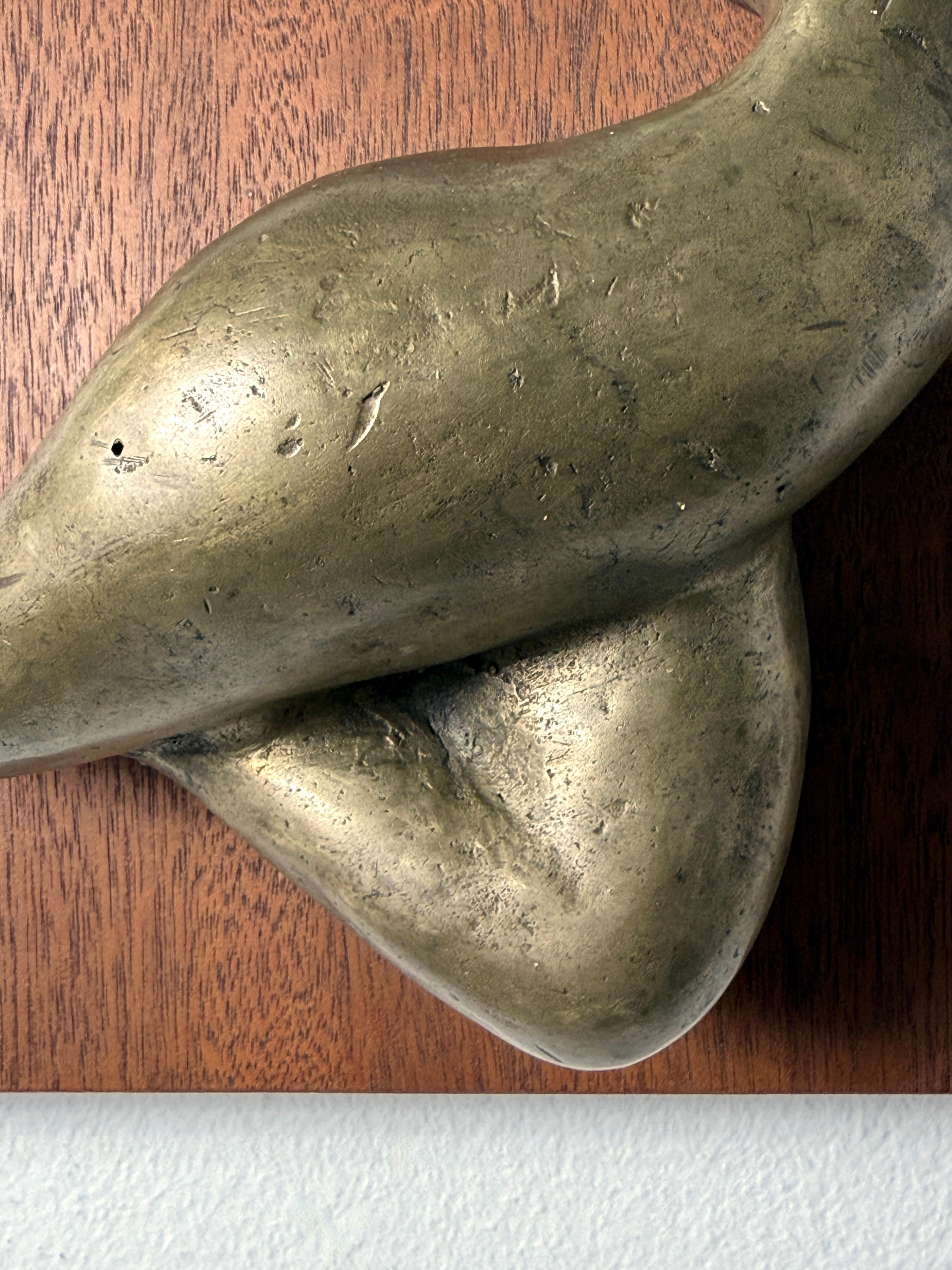 Figura abstracta de bronce de mediados de siglo sobre panel de nogal Escultura colgante de pared Años 70 en venta 4