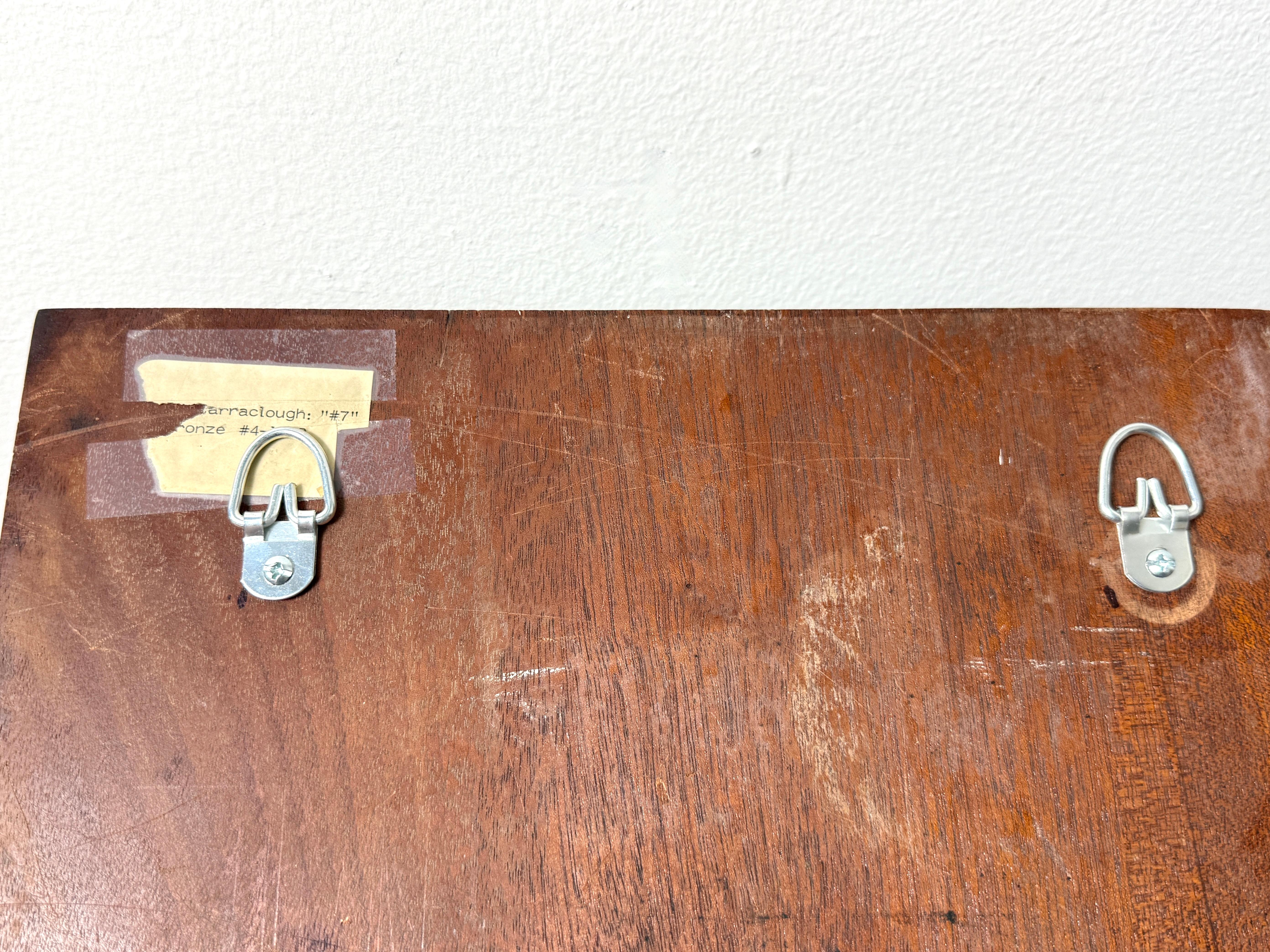 Figura abstracta de bronce de mediados de siglo sobre panel de nogal Escultura colgante de pared Años 70 en venta 5